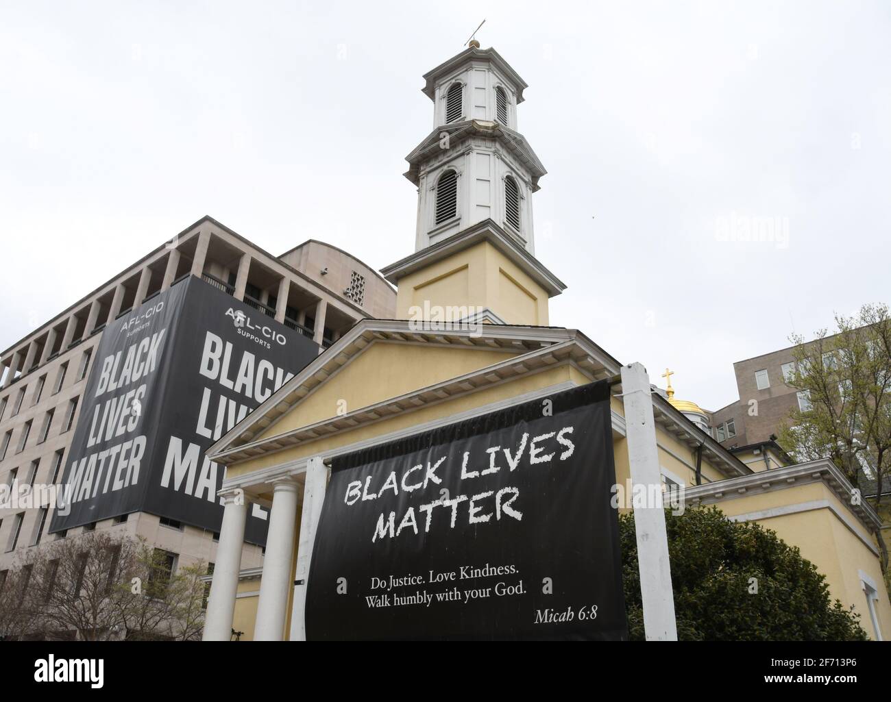 Washington DC, États-Unis. 1er avril 2021. Les affiches Black Lives Matter sur l'église épiscopale Saint-‚-Johnâ„, sur la place Lafayette, et au siège de l'AFL-CIO à Washington DC sont visibles jeudi 1er avril 2021. (Image de crédit : © Mark HertzbergZUMA Wire) Banque D'Images