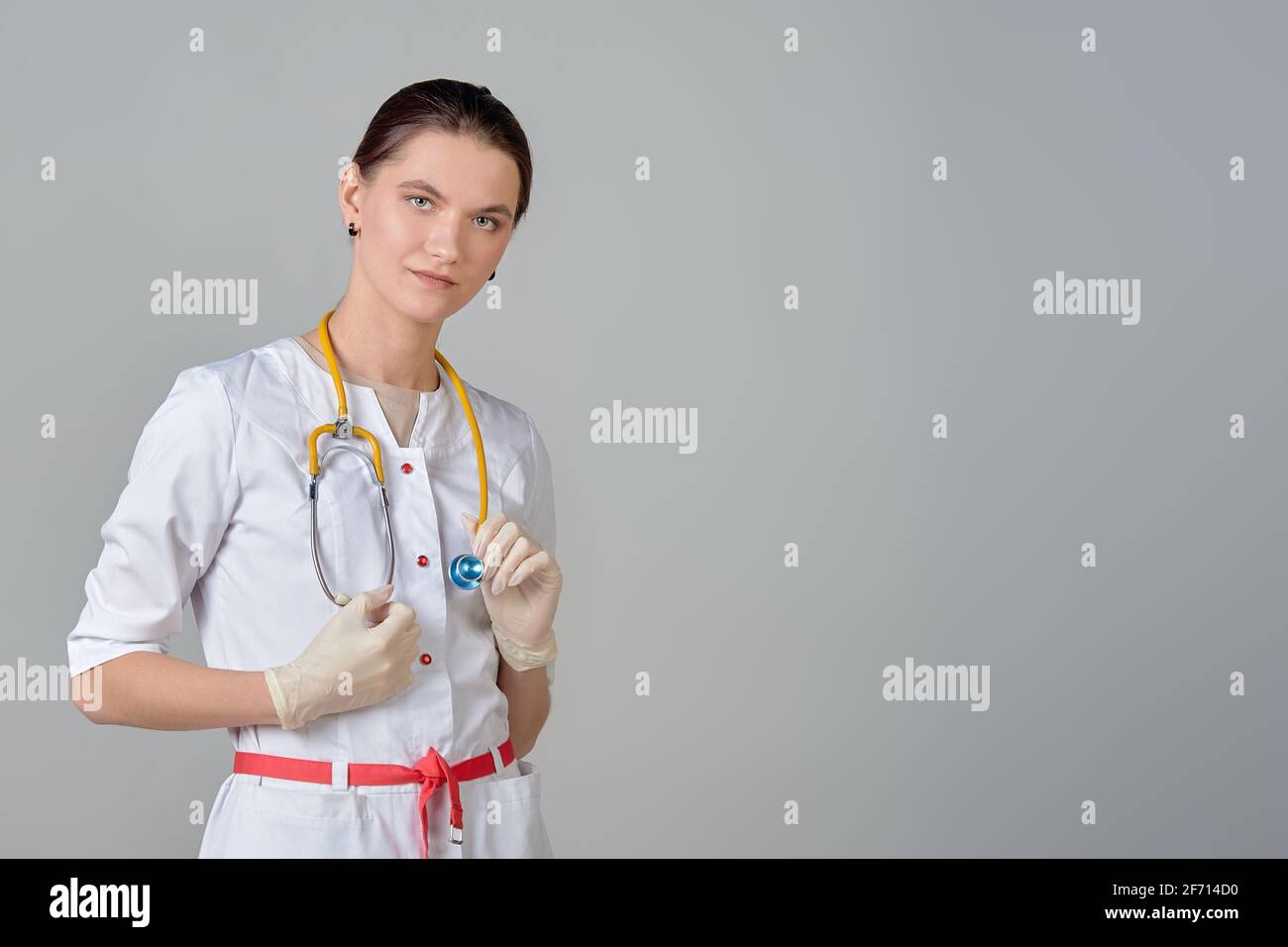 Un jeune médecin en manteau blanc avec un stéthoscope, espace pour le texte Banque D'Images