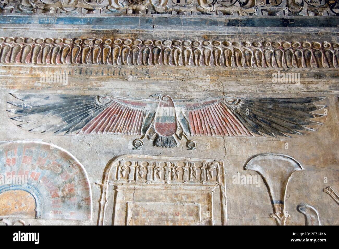 Un ancien égyptien sculpté et peint image de la déesse vautour Nekhbet, protecteur du Pharoah. Fresque sur un mur du Temple de Medinet Hab Banque D'Images