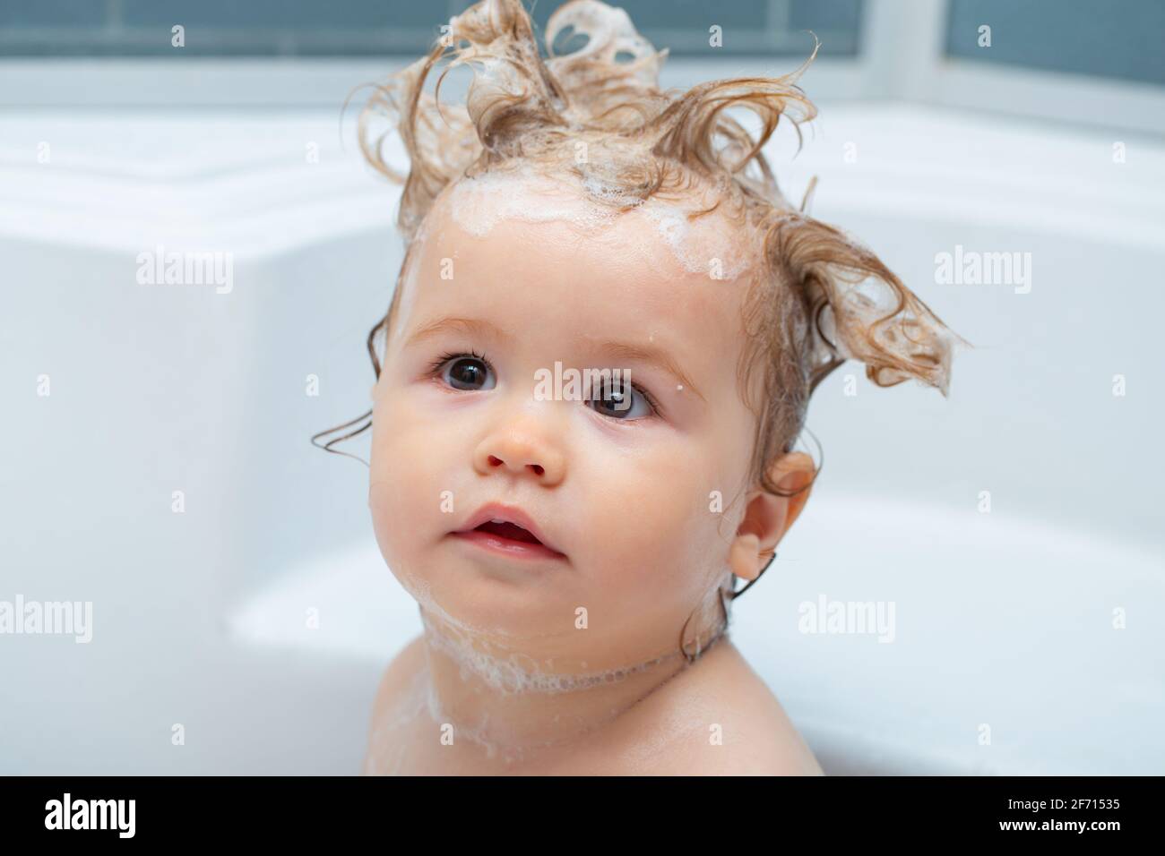 Enfant Adorable Jouant Avec De La Mousse Douche De Bebe Portrait D Un Enfant Baignant Dans Un Bain Avec Mousse Les Enfants Sont Droles Photo Stock Alamy