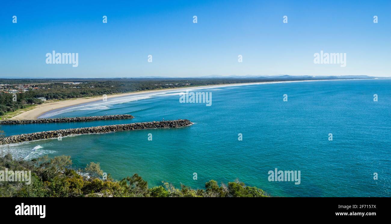 Vue de l'embouchure de la rivière Evans et de la plage Airforce depuis le belvédère de Razorback à Evans Head, région des rivières du Nord, Nouvelle-Galles du Sud, Australie Banque D'Images