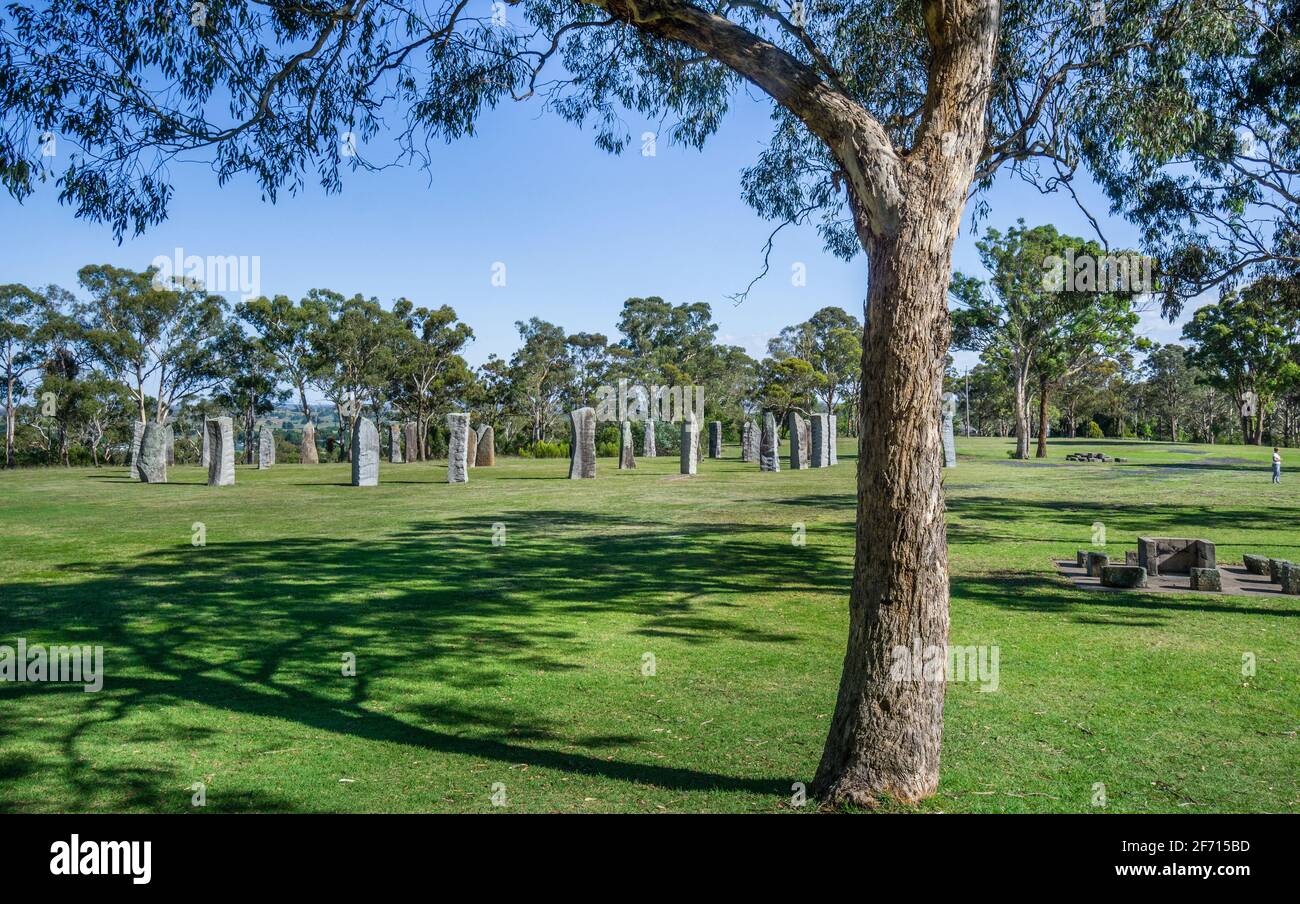 Les pierres sur pied australiennes, récreusées en 1992 à Glen Innes, les monolithes rendent hommage à l'héritage celtique des premiers colons européens jusqu'à Th Banque D'Images