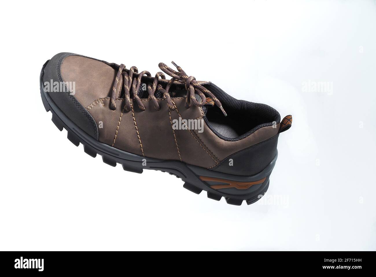 Chaussures pour hommes. Chaussures ou baskets tendance pour homme isolées  sur fond blanc, lévitation Photo Stock - Alamy
