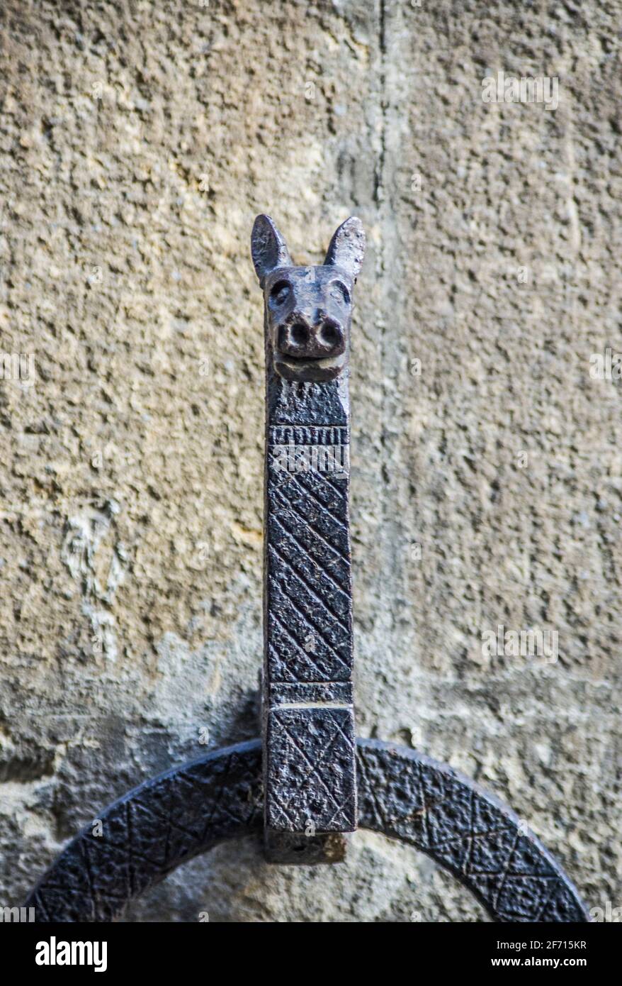 ancien anneau en métal pour les chevaux ou ancien knocker dans le murs en pierre de la ville historique Banque D'Images