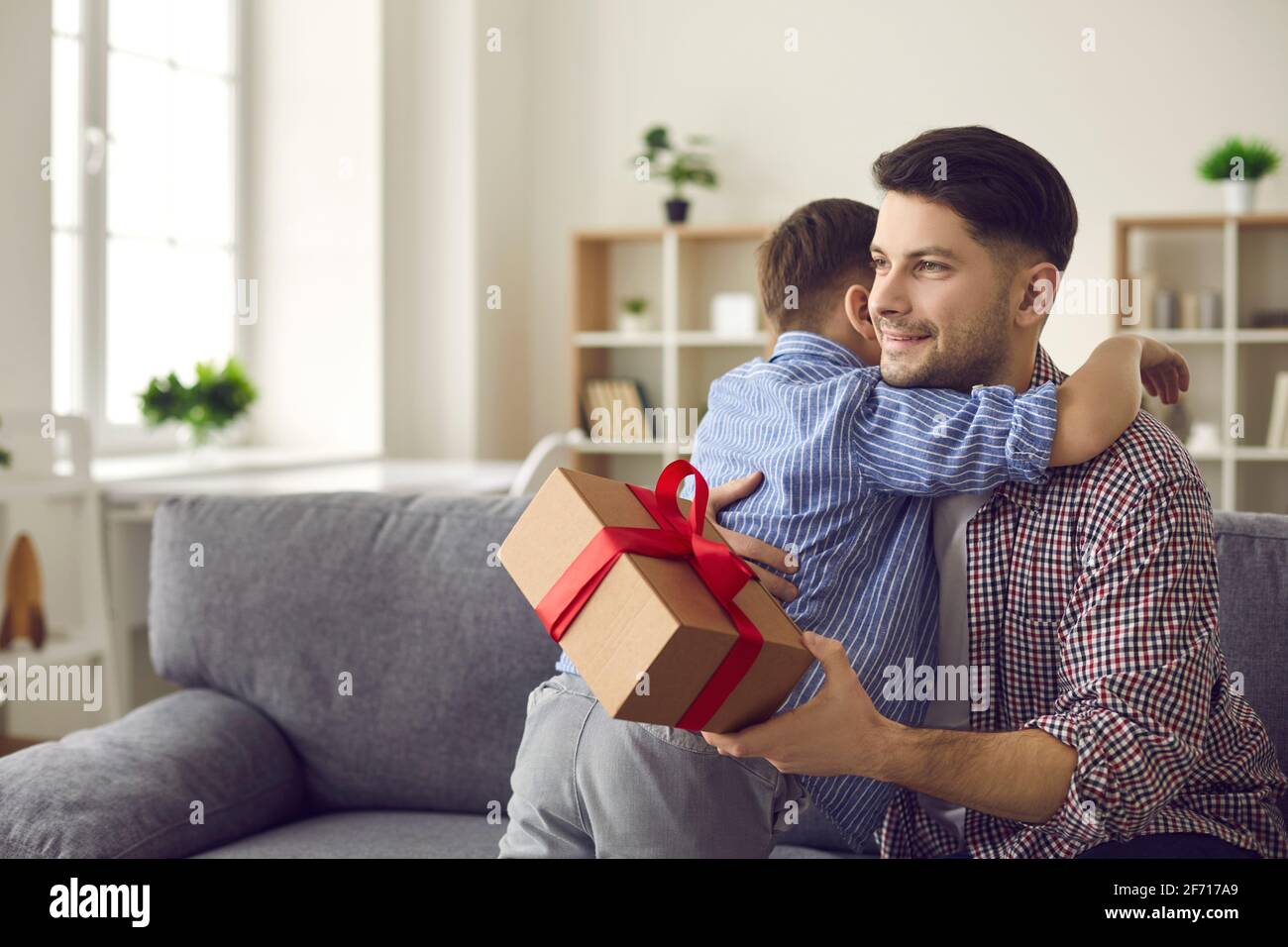 Papa heureux embrassant son petit fils et le remerciant pour Cadeau  d'anniversaire ou de fête des pères Photo Stock - Alamy