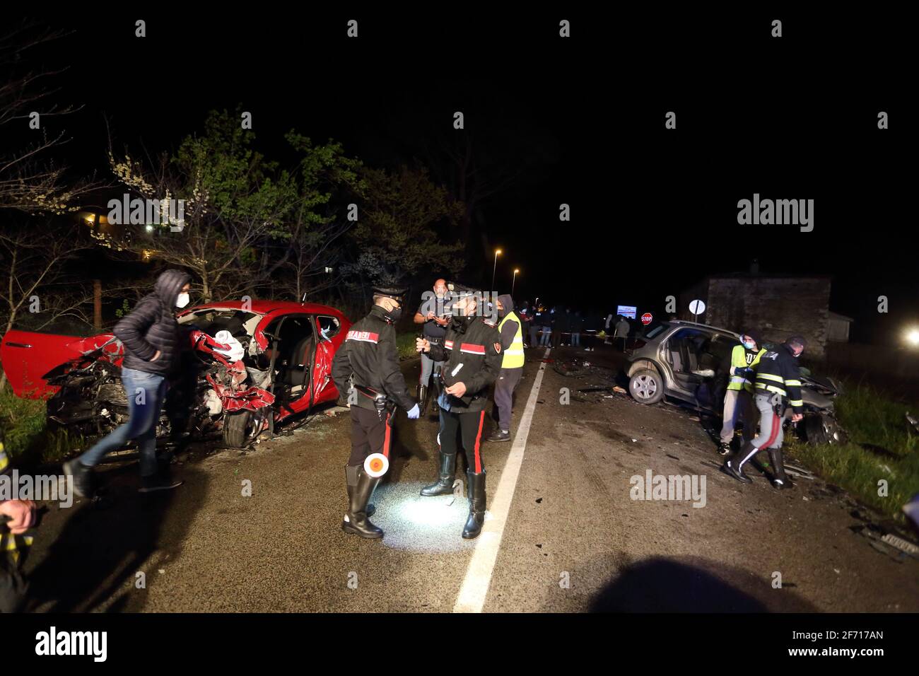 San Vittore del Lazio, Italia - 4 aprile 2021: Tragedia di Pasqua sulla via Casilina tra San Vittore del Lazio e San Pietro Invine, muoiono 4 persone di Mignano Montelungo Banque D'Images