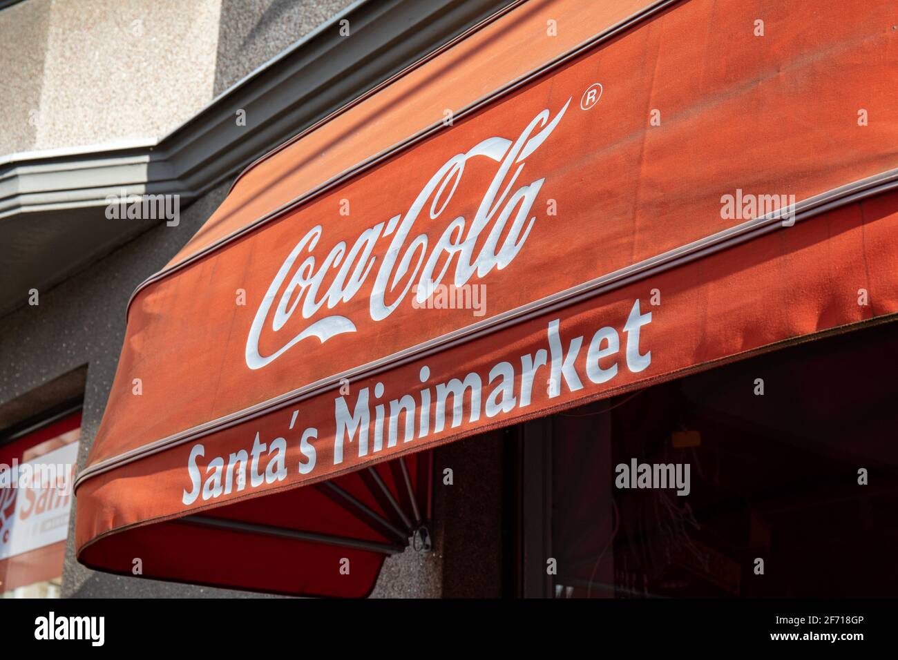 Santa's Minimarket of souvenir Shop marque publicitaire Coca-Cola à côté de l'attraction touristique de l'église de Temppelinaukio à Helsinki, Finlande Banque D'Images