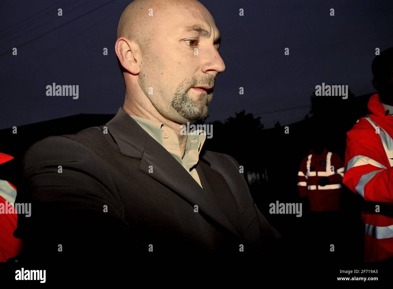 Fabien Barthez de Manchester United signe pour les fans à l'arrivée du stade, avant la préparation finale pour un match à domicile contre Leeds United lors de la Premier League 2000-01 dans le stade Old Trafford à Manchester, samedi 21 octobre 2000. Photo d'archive. Banque D'Images