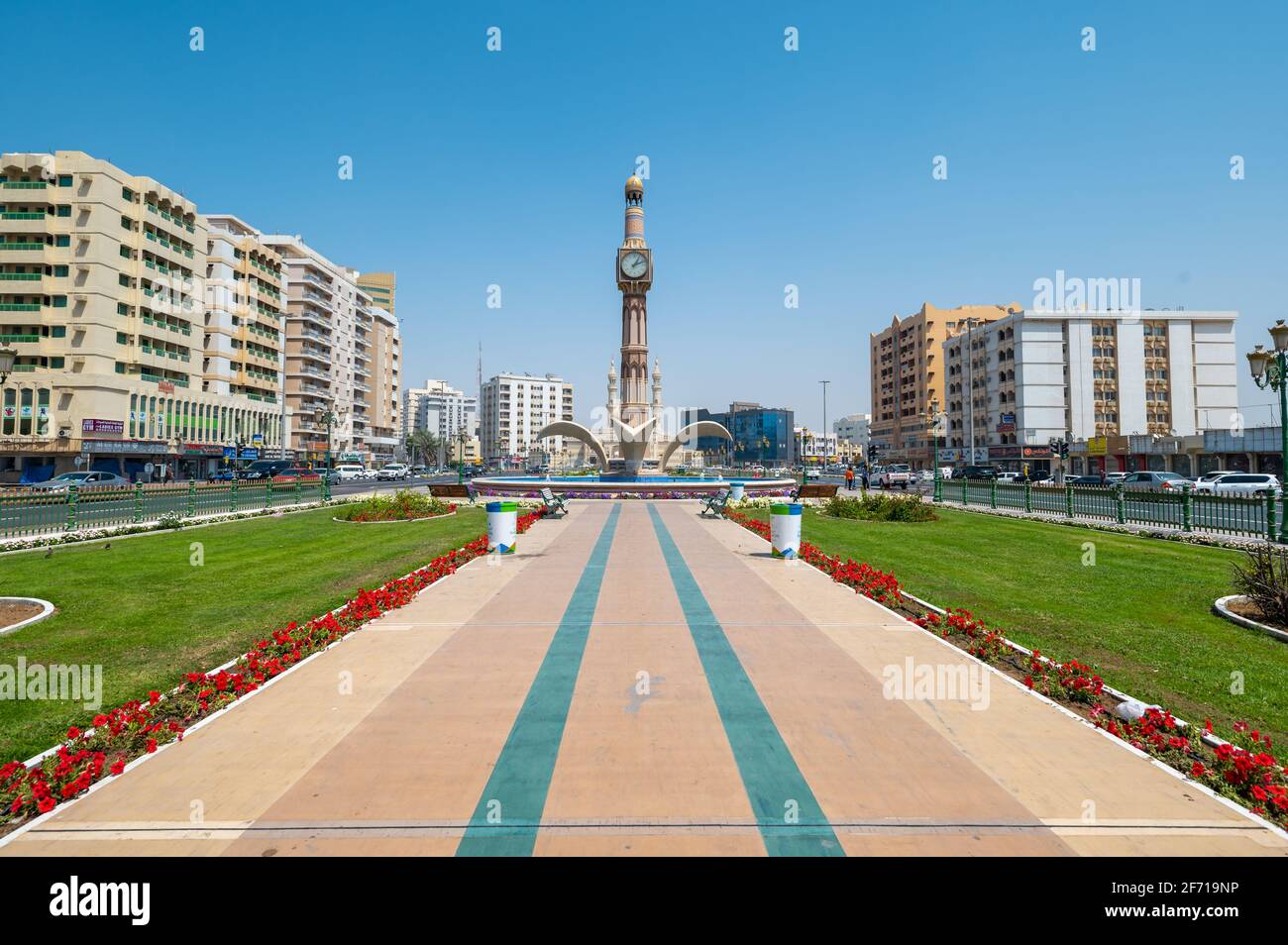 Sharjah, Émirats arabes Unis - 24 mars 2021 : fontaine de la tour de l'horloge de Zahra et parc de rond-point à Sharjah émirat centre-ville dans les Émirats arabes Unis Banque D'Images