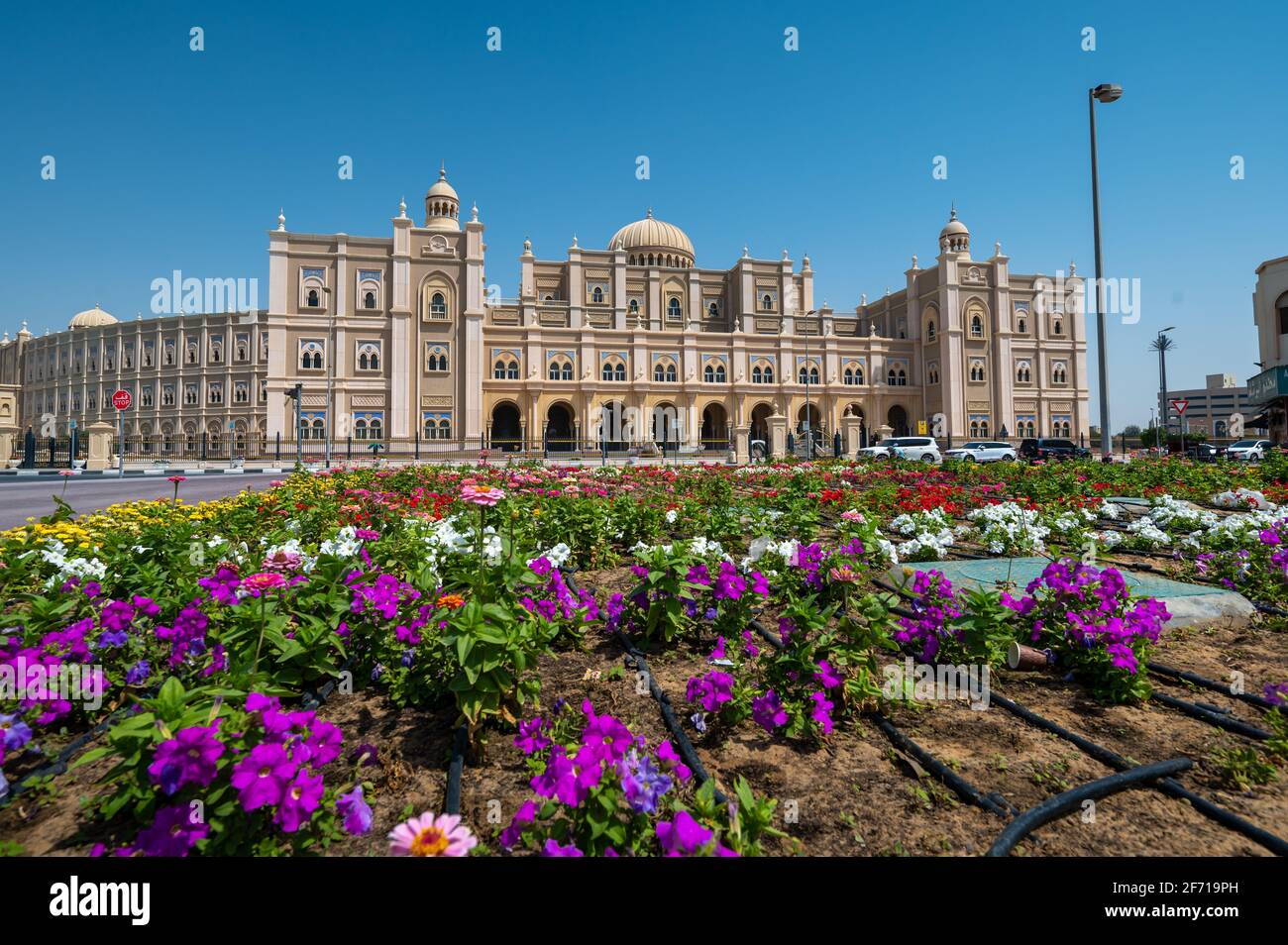 Sharjah, Émirats arabes Unis - 24 mars 2021 : le bureau principal de la municipalité de Sharjah ressemble à un bâtiment du Parlement caractérisé par l'architecture islamique i. Banque D'Images