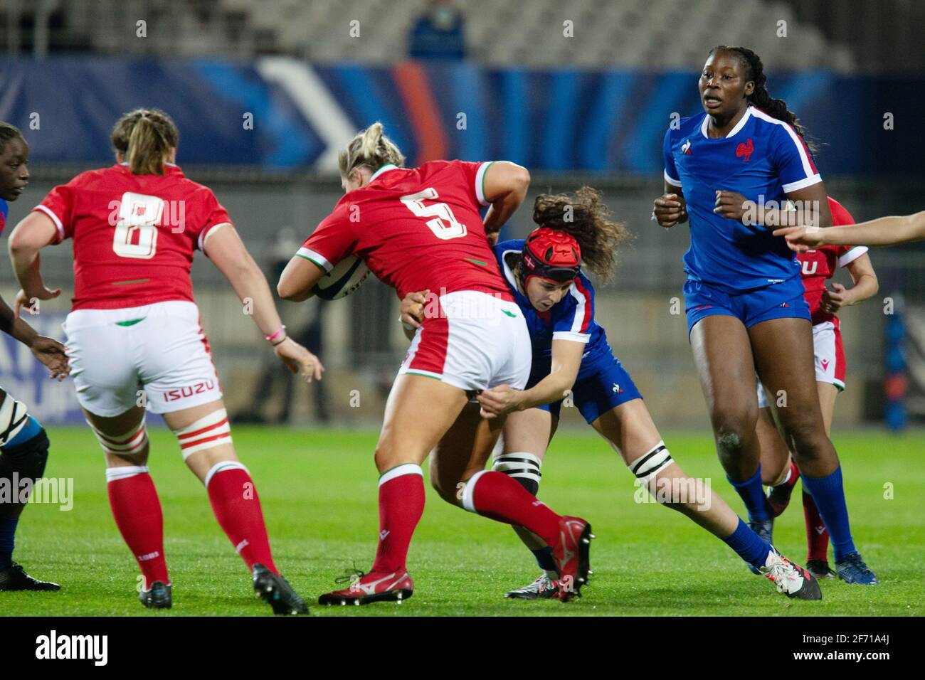 Teleri Wyn Davies, du pays de Galles, est attaqué par Céline Ferer, de France, lors du match des six Nations femmes de 2021, rugby à XV entre la France et le pays de Galles le 3 avril 2021 au stade la Rabine de vannes, France - photo Damien Kilani / DK Prod / DPPI / LiveMedia Banque D'Images