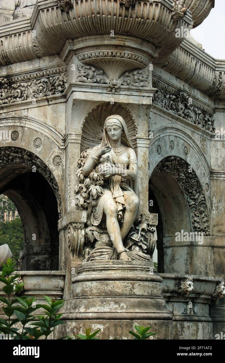 Détail de la Fontaine de Flora victorienne dans la région de fort de la ville de Mumbai (anciennement Bombay). Les sculptures montrent des figures de déesse distribuant des fleurs Banque D'Images