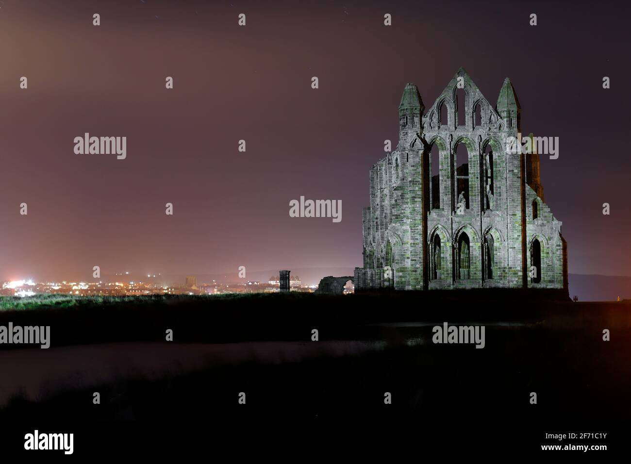 Abbaye de Whitby la nuit, éclairée par la lumière de la torche. Banque D'Images