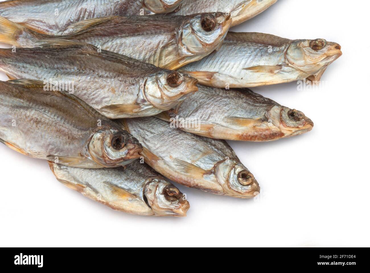 vobla séché sur fond blanc. Banque D'Images