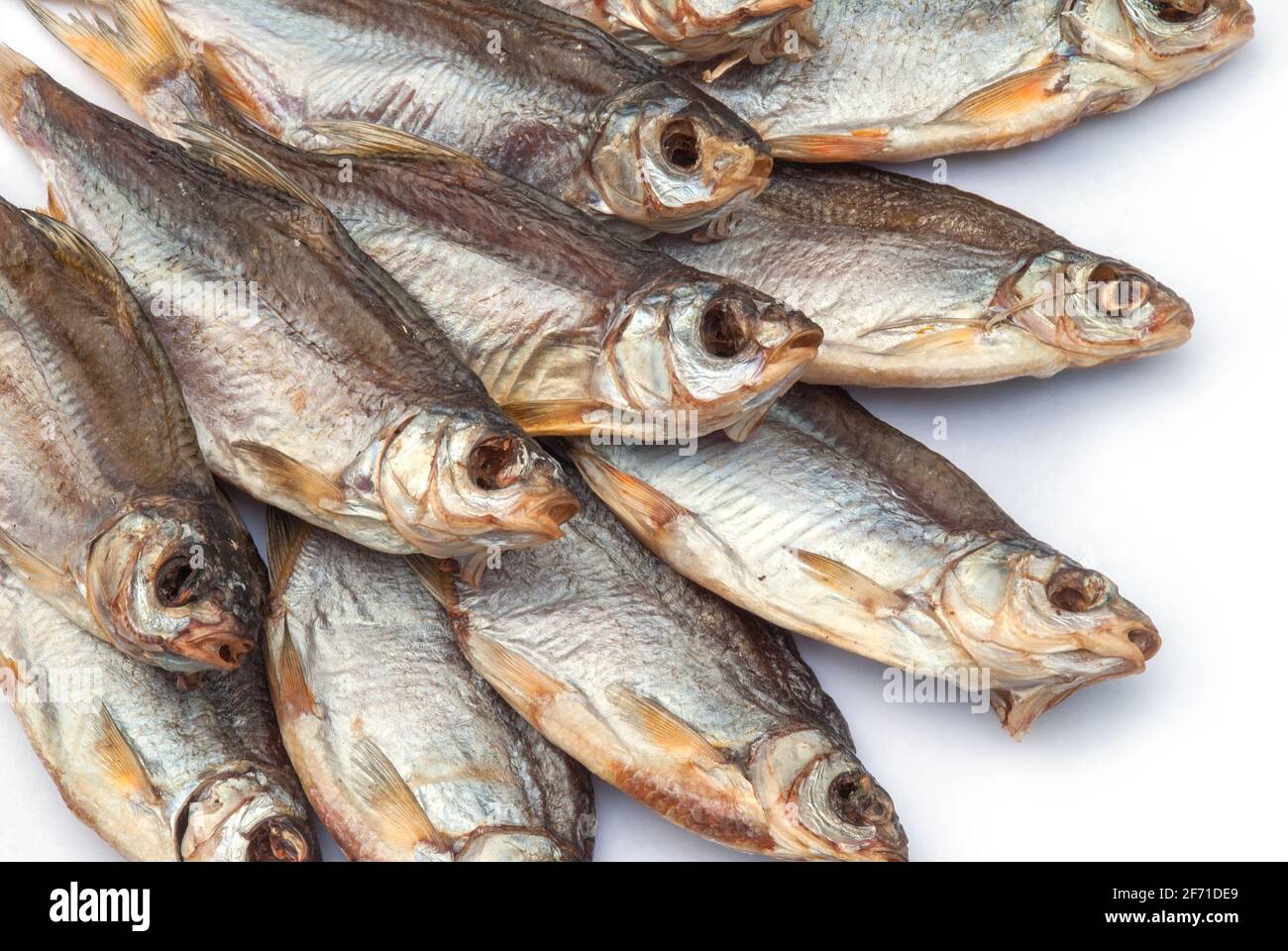 vobla séché sur fond blanc. Banque D'Images