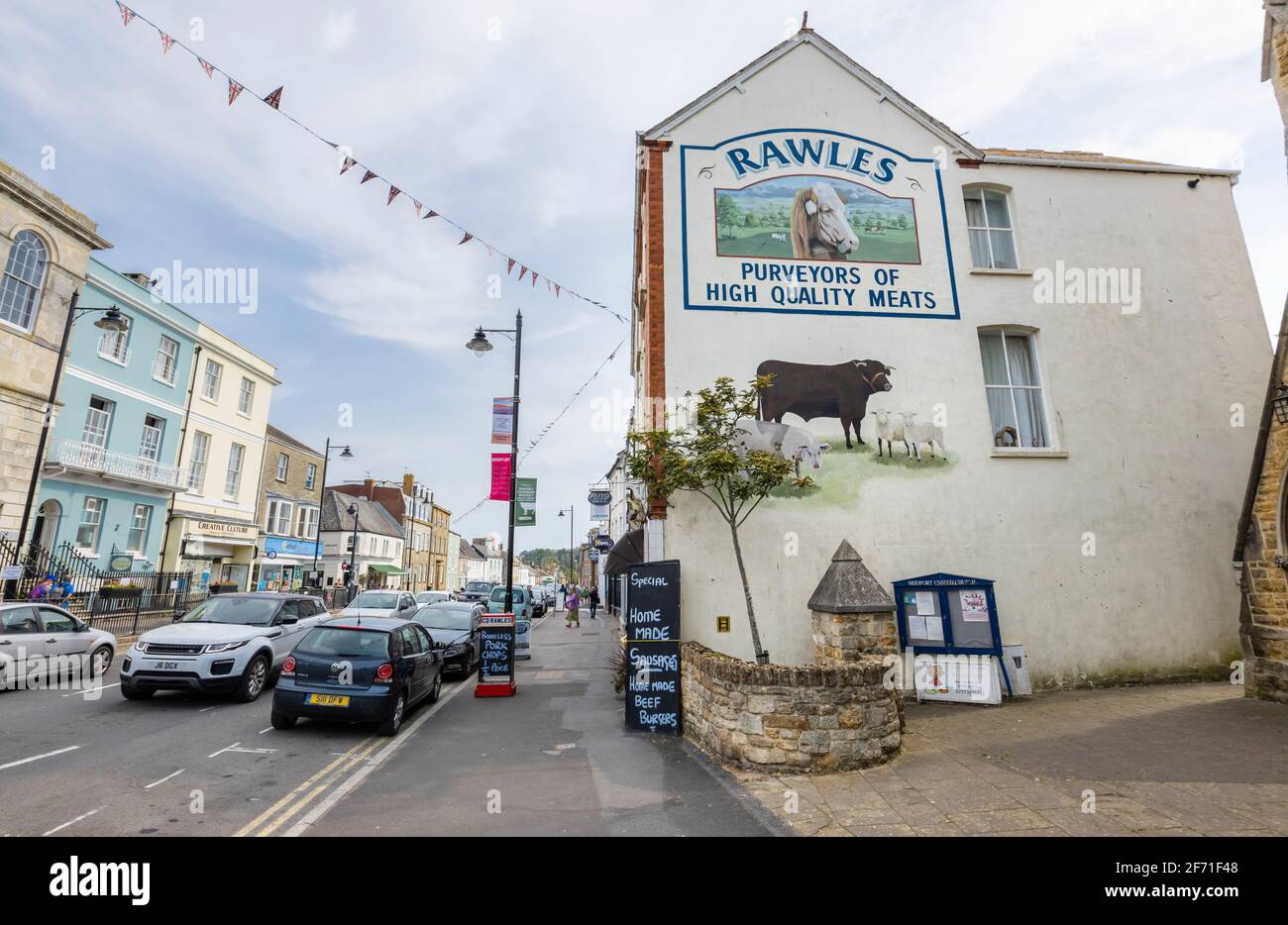 Les bouchers de Rawles ont peint un panneau de nom sur le côté de son magasin dans East Street, dans le centre-ville de Bridport, une ville marchande de Dorset, au sud-ouest de l'Angleterre Banque D'Images