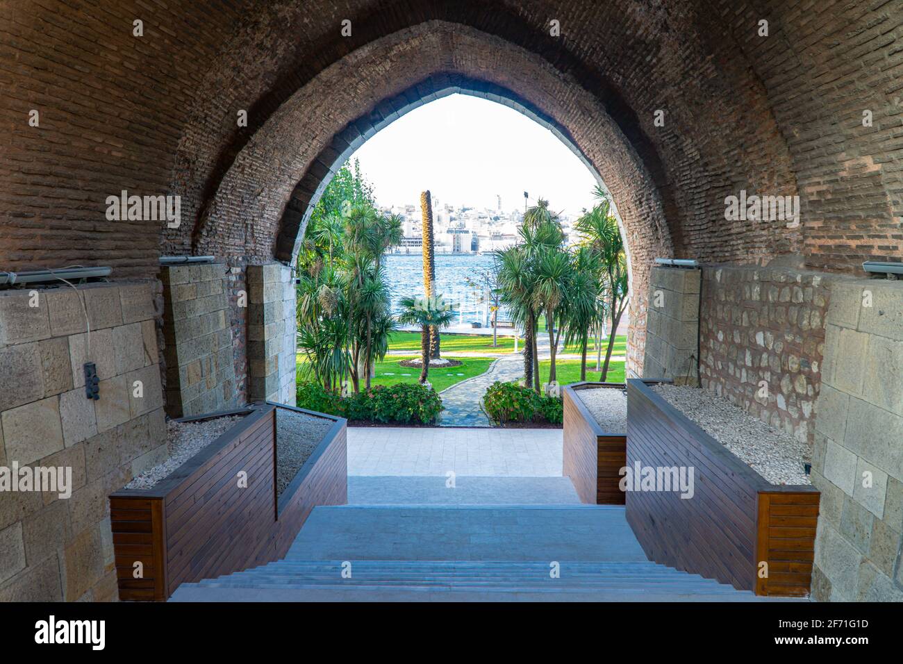 Vue sur la ville d'Istanbul à travers un arc Banque D'Images