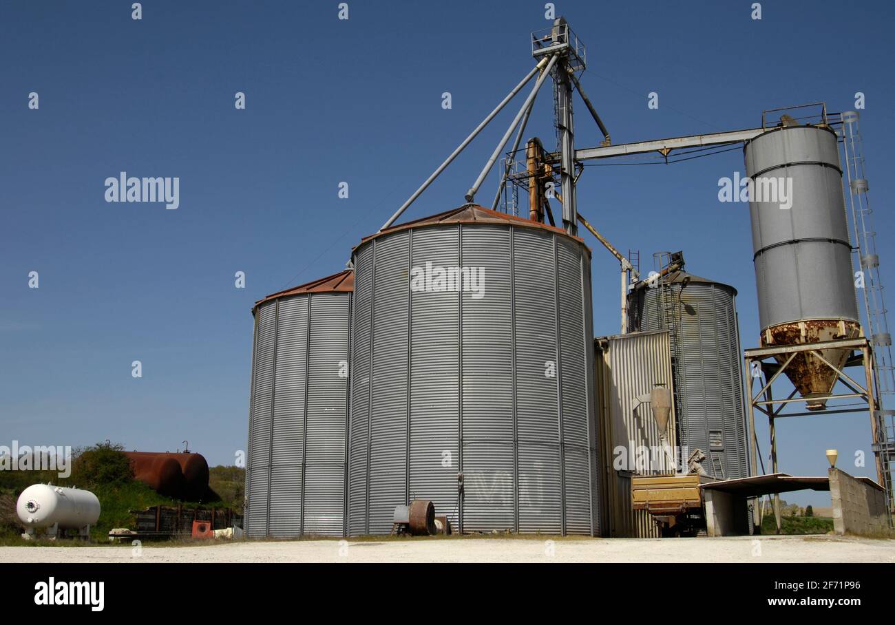 EXPLOITATION AGRICOLE ET GRAIN SYLO - AGRICULTURE ET ARROSAGE DE CULTURES - CHARENTE FRANCE © FRÉDÉRIC.BEAUMONT Banque D'Images