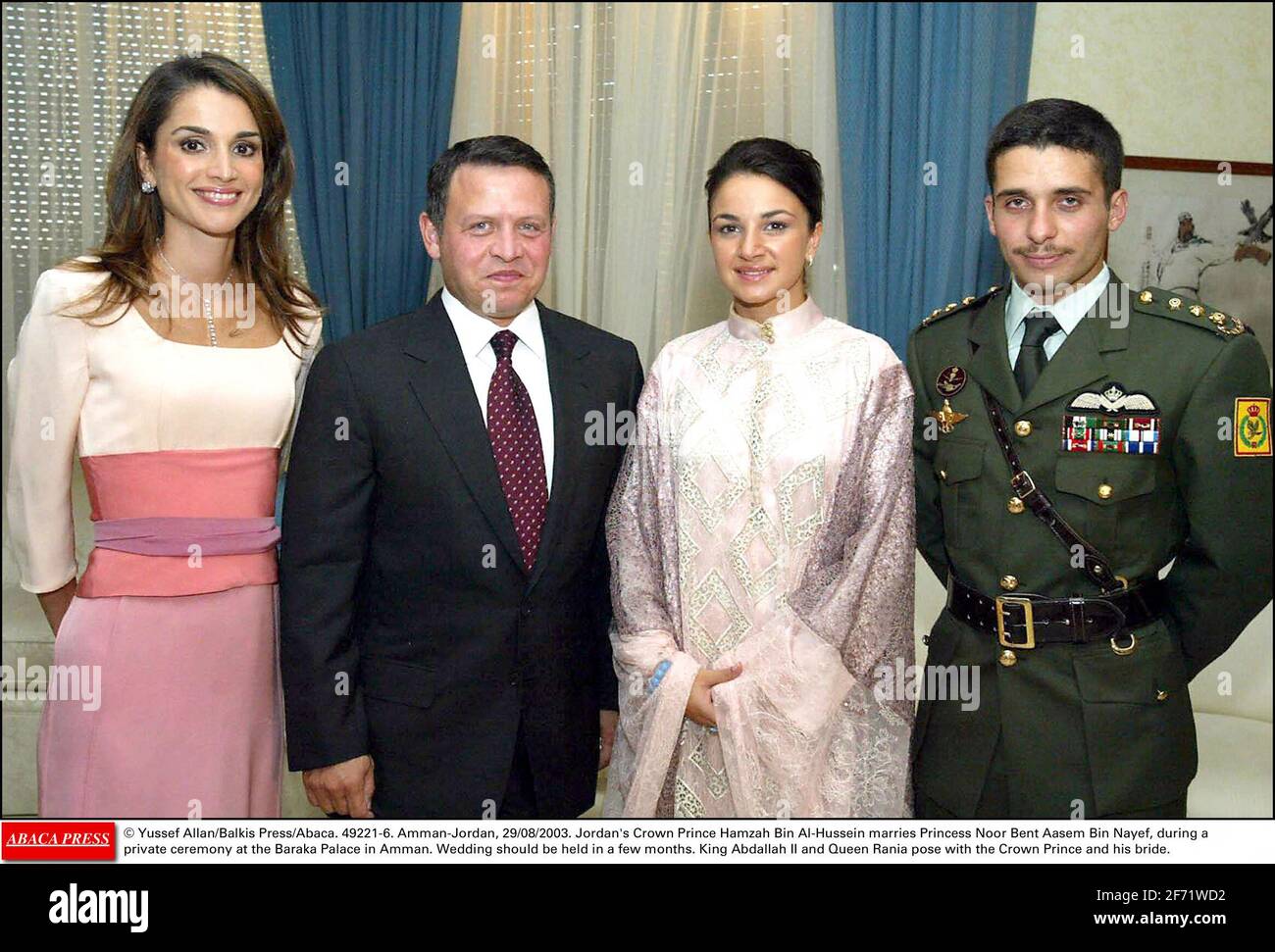 Fichiers- © Yussef Allan/Balkis Press/ABACAPRESS.COM 49221-6. Amman-Jordanie, 29/08/2003. Le prince héritier de Jordanie Hamzah Bin Al-Hussein épouse la princesse Noor Bent Aasem Bin Nayef, lors d'une cérémonie privée au Palais Baraka à Amman. Le mariage devrait avoir lieu dans quelques mois. Le roi Abdallah II et la reine Rania posent avec le prince héritier et sa mariée. Banque D'Images