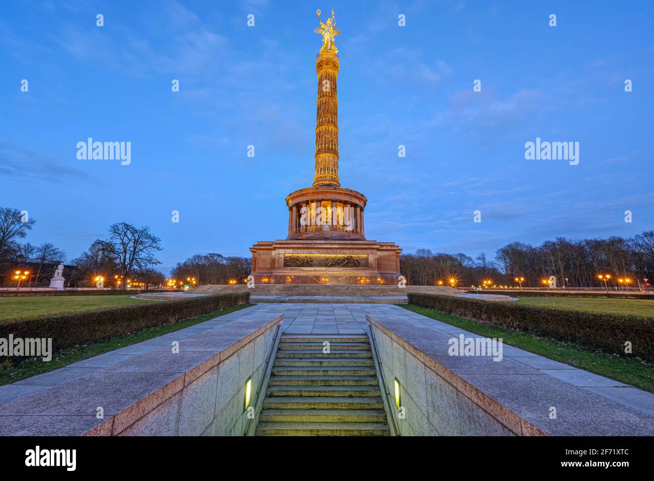 La célèbre colonne de la victoire dans le Tiergarten à Berlin, en Allemagne, au crépuscule Banque D'Images
