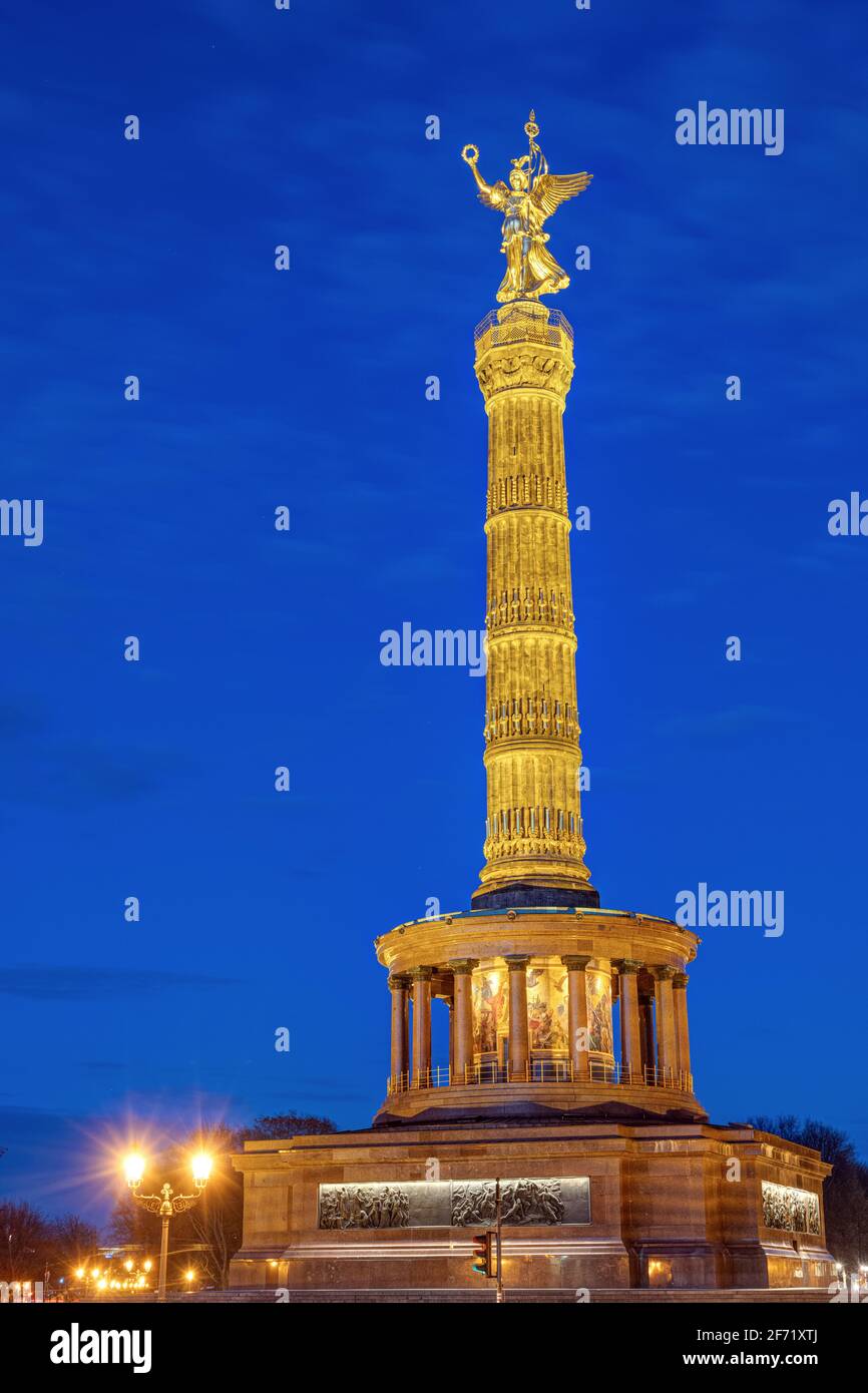 La célèbre colonne de la victoire dans le Tiergarten à Berlin, en Allemagne, la nuit Banque D'Images