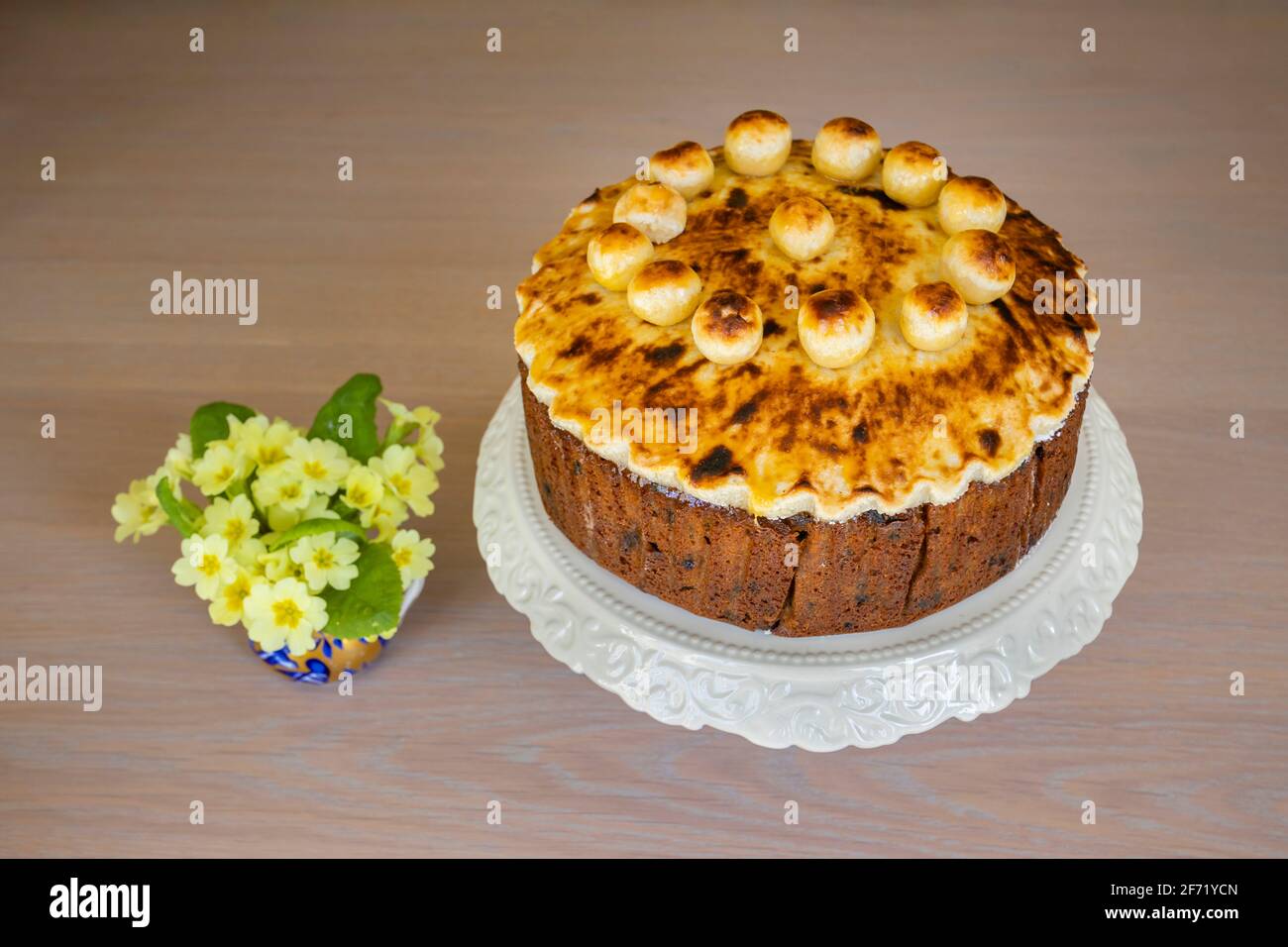 Le cadeau de Pâques : un gâteau au simnel rond maison non coupé - gâteau aux fruits avec une garniture de massepain grillée décorée de boules de massepain rondes Banque D'Images