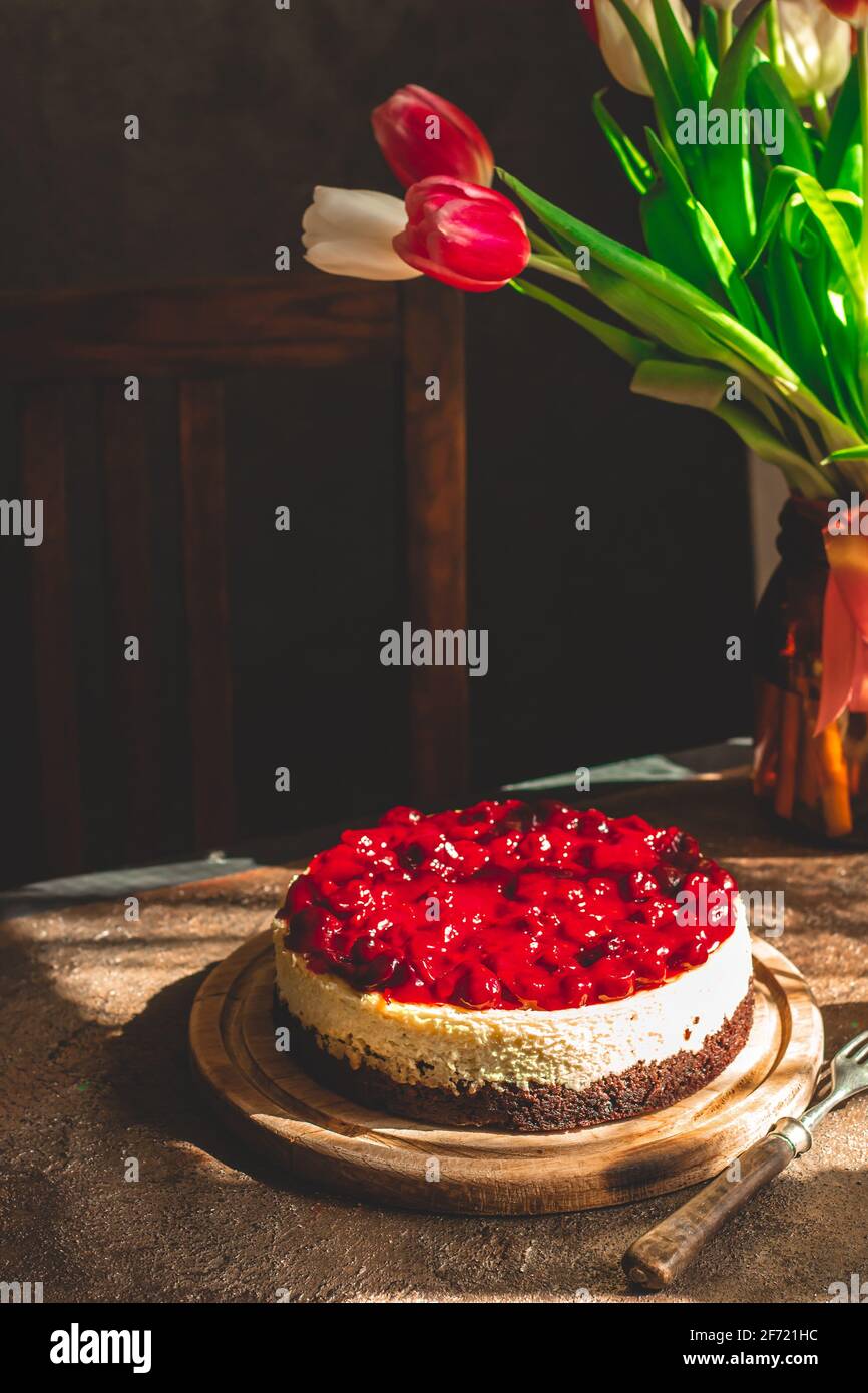 Cheesecake à la cerise. Le gâteau n'est pas entièrement mis au point. Banque D'Images