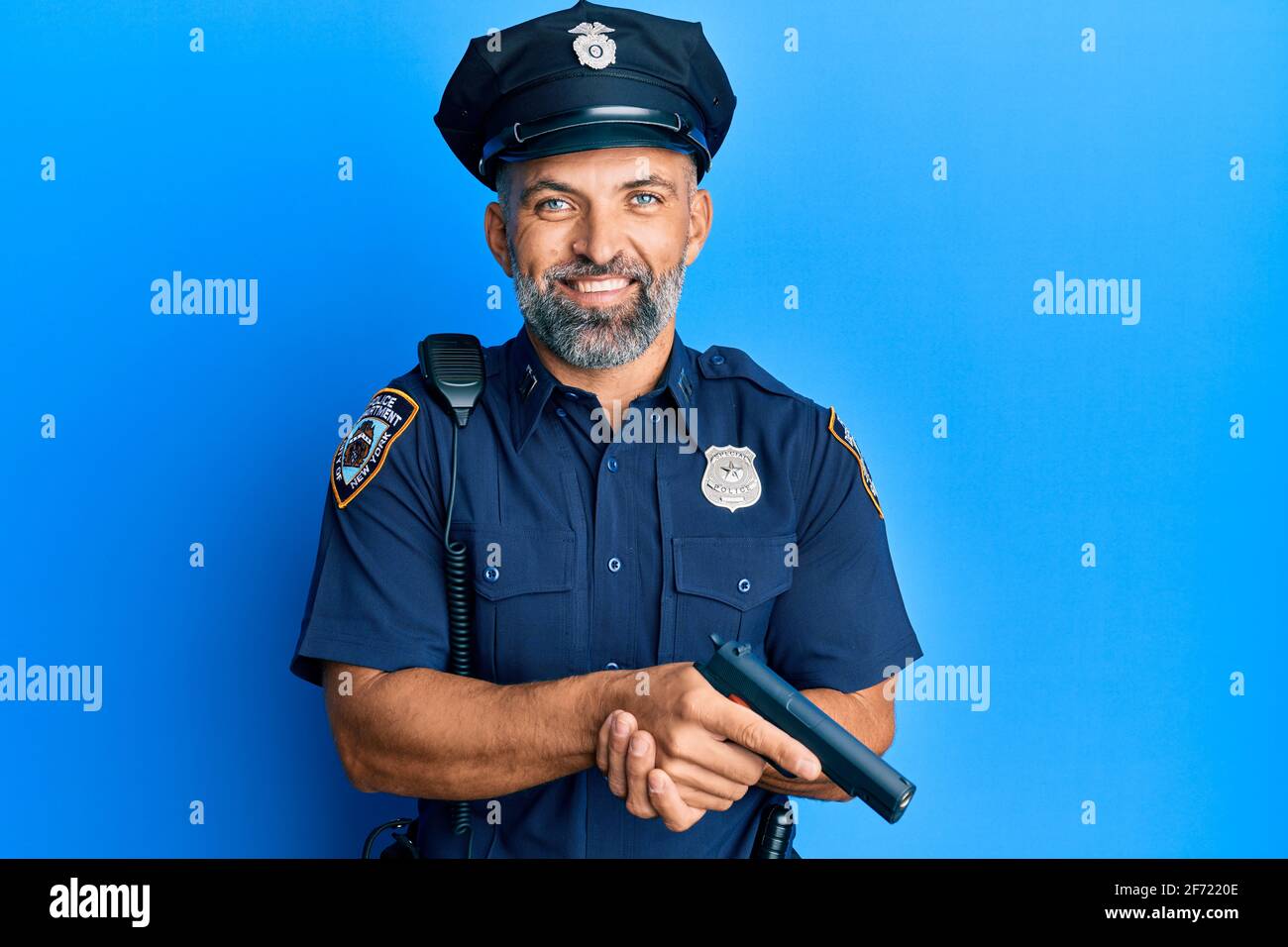 Homme D Age Moyen Portant Un Uniforme De Police Tenant Un Fusil Souriant Et Riant Fort Parce Que Drole De Blague Folle Photo Stock Alamy