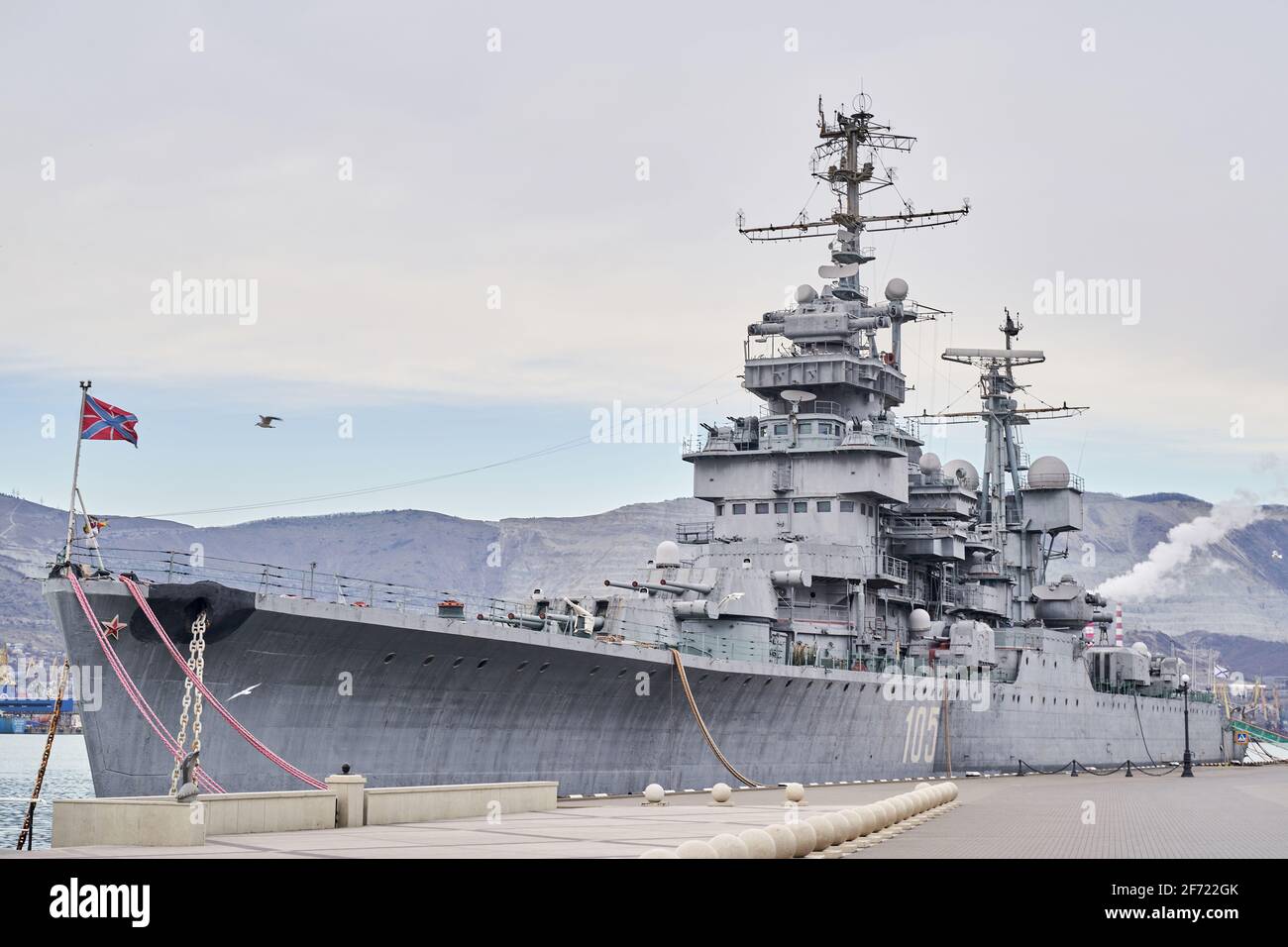 Grand navire sur la mer Noire à Novorossiysk. Banque D'Images