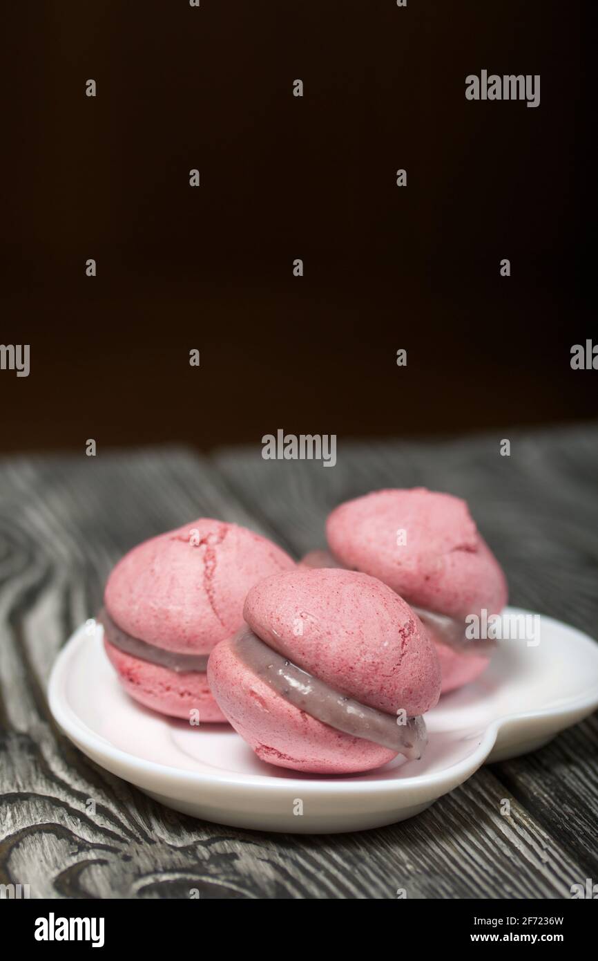 Gateau Macaroni A La Lavande Avec Chocolat Blanc Et Bleuets Repose Sur Des Planches De Pin Photo Stock Alamy