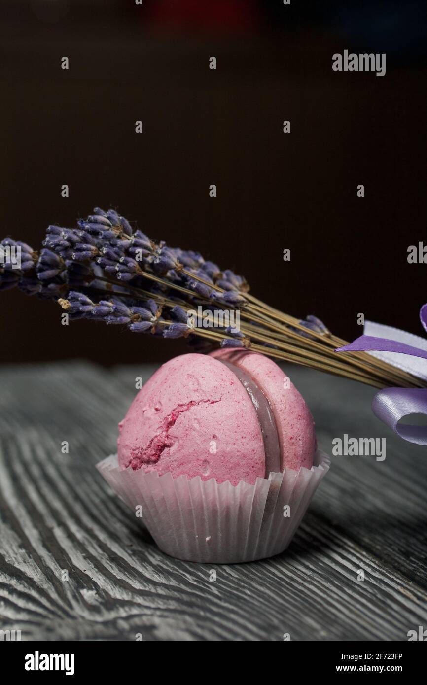 Gateau Macaroni A La Lavande Avec Chocolat Blanc Et Bleuets A Proximite Sont Des Fleurs De Lavande Photo Stock Alamy Gateau Macaroni A La Lavande Avec Chocolat Blanc Et Bleuets A Proximite Sont Des Fleurs De Lavande Photo Stock Alamy