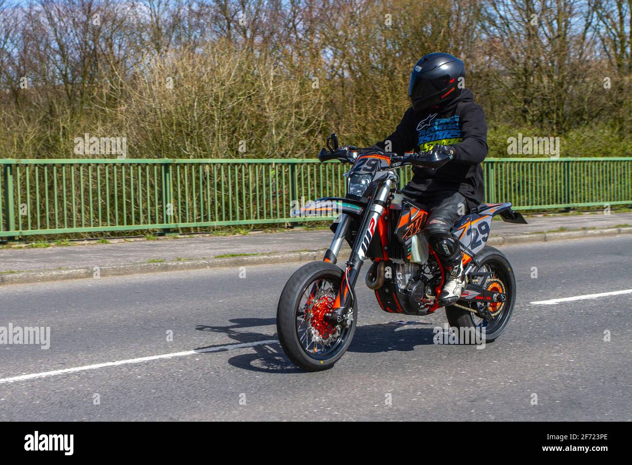 2019 KTM 500 Exc-F 19 ; motocycliste ; transport à deux roues, motos, véhicule sur les routes britanniques, motos, motocyclistes motocyclistes qui conduisent à Manchester, Royaume-Uni Banque D'Images
