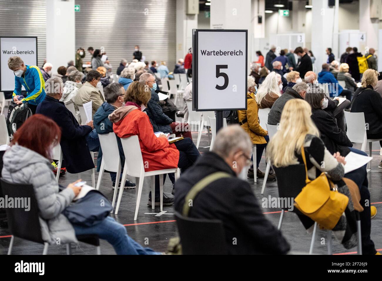 Cologne, Allemagne. 04e avril 2021. Les gens qui attendent dans un centre de vaccination. En Rhénanie-du-Nord-Westphalie, les personnes âgées de 60 ans et plus ont pu se faire vacciner contre le coronavirus avec l'ingrédient actif d'AstraZeneca depuis ce week-end. La ruée vers les rendez-vous de vaccination pour le groupe d'âge 60 ans et plus avait déjà conduit à des lignes surchargées au téléphone et sur Internet au début de la matinée du Saint samedi, 03.04.2021. Credit: Marius Becker/dpa/Alay Live News Banque D'Images