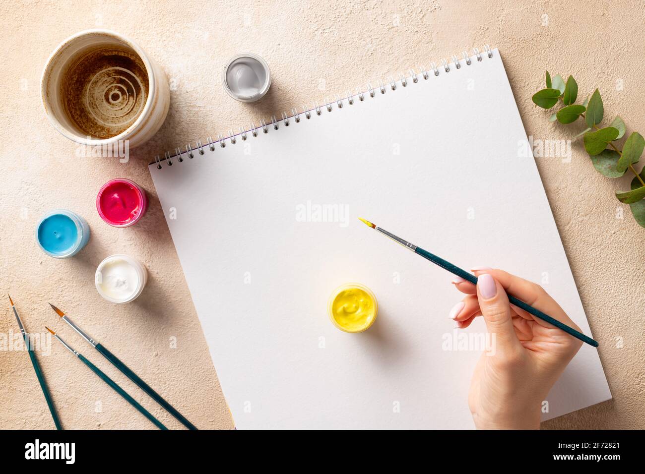 femmes peinture à la main avec gouache dans le carnet d'esquisses Banque D'Images
