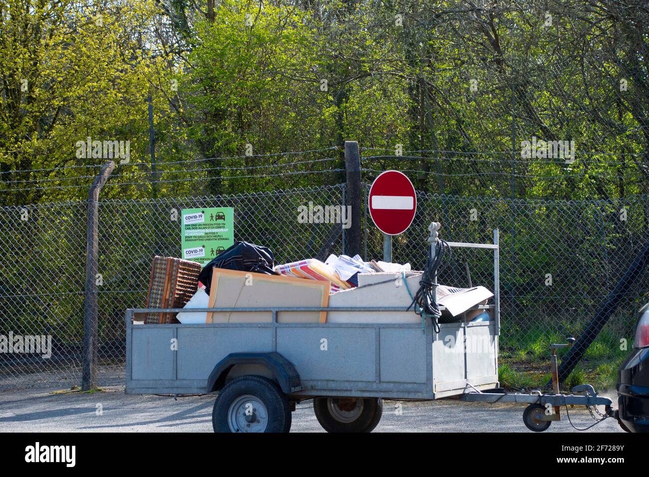 Manorowen, Pembrokeshire, pays de Galles, Royaume-Uni. 4 avril 2021. Les habitants de la région utilisent les commodités de rémyling le dimanche de pâques comme le soleil se remycling jardin et la maison tiennent le gaspillage après avoir réservé des créneaux horaires de rendez-vous crédit: Debra Angel/Alay Live News Banque D'Images