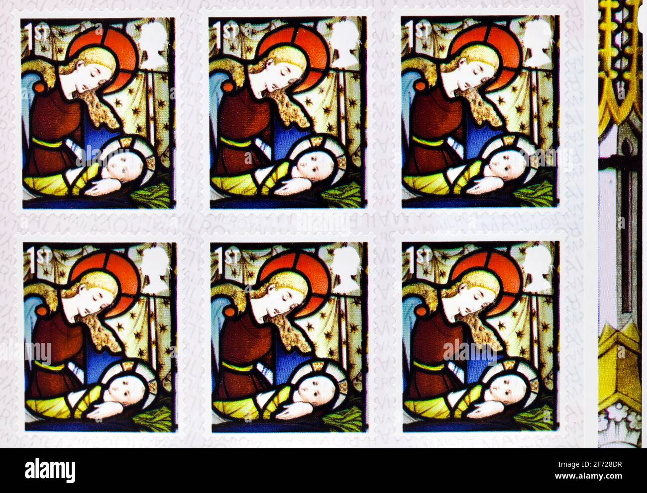Timbres de Noël Royal Mail - Marie berçante l'enfant nouveau-né Banque D'Images