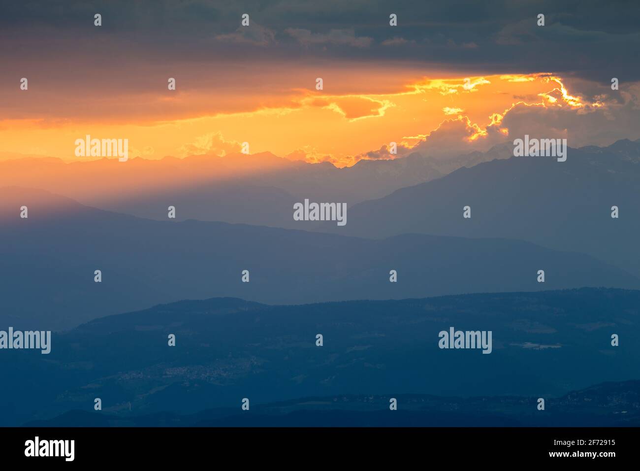 Les faisceaux lumineux. Coucher de soleil. Paysage de montagne vallée de l'Adige. L'Italie. L'Europe. Banque D'Images