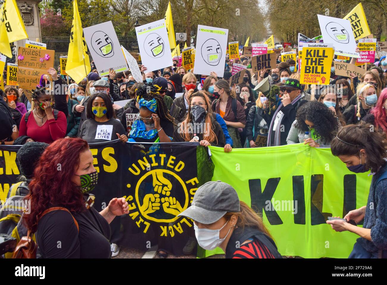 Londres, Royaume-Uni. 3 avril 2021. Les manifestants à la Marche du projet de loi Kill the Bill devant le palais de Buckingham. Des milliers de personnes ont défilé dans le centre de Londres pour protester contre le projet de loi sur la police, le crime, la peine et les tribunaux Banque D'Images