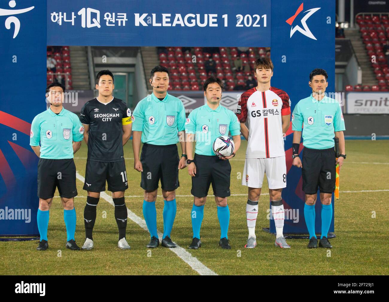 Séoul, Corée du Sud. 10 mars 2021. Ki Sung-Yueng (2e R, FC Seoul), Seo Bo-min (2e L, FC Seongnam), 10 mars 2021 - football : le 3e tour du match de football de la Ligue K 1 de 2021 entre Seongnam FC 1-0 FC Seoul au complexe sportif de Tancheon à Seongnam, au sud de Séoul, Corée du Sud. Credit: Lee Jae-won/AFLO/Alay Live News Banque D'Images