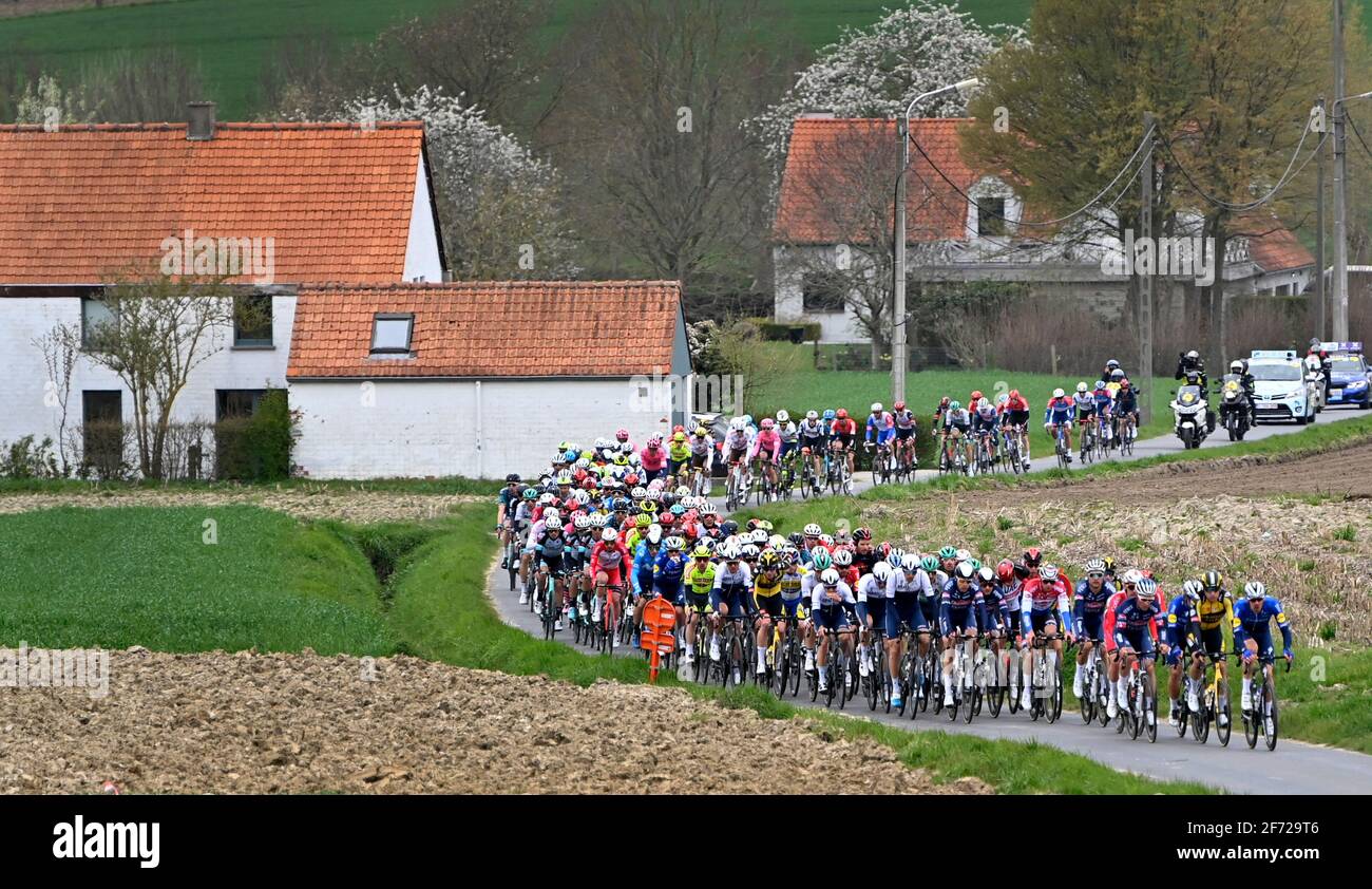 L'illustration montre le groupe de cavaliers en action pendant La 105e édition du 'ronde van Vlaanderen - Tour Des Flandres - visite des Flandres Banque D'Images