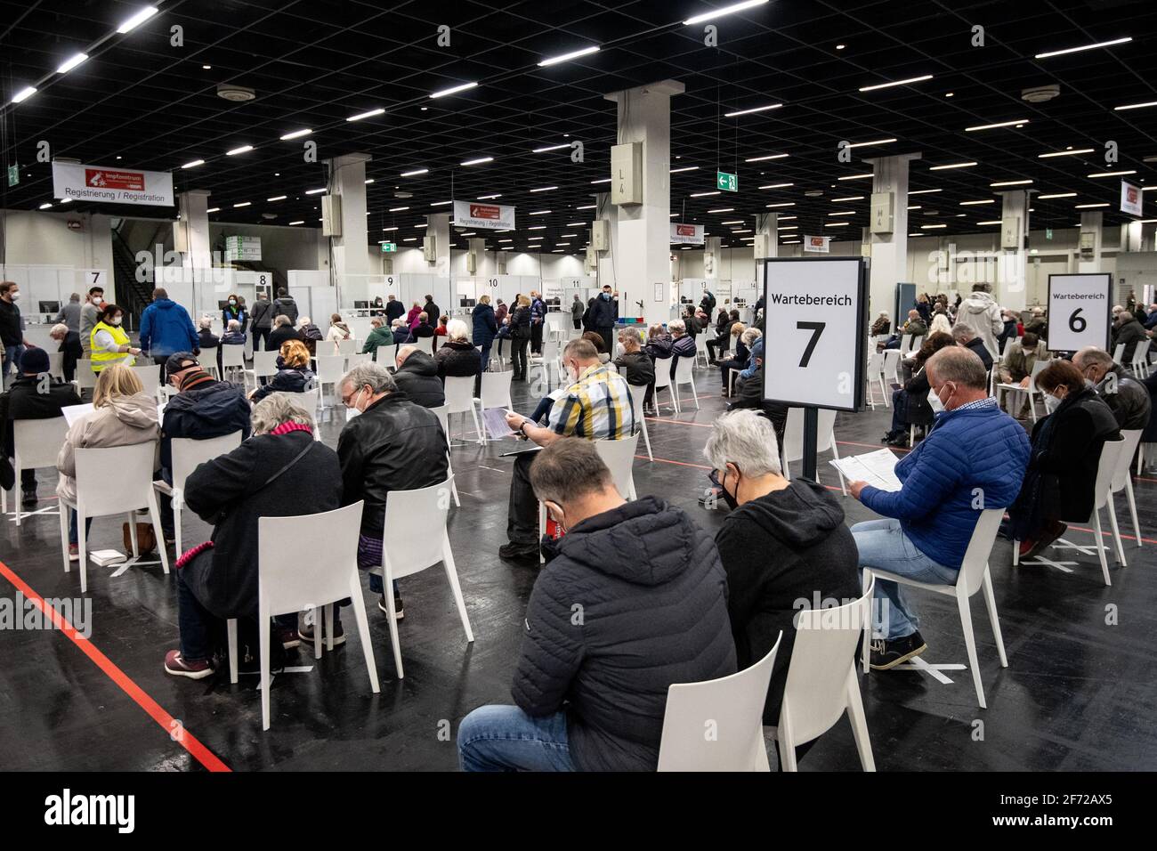 Cologne, Allemagne. 04e avril 2021. Les gens attendent avec une couverture de bouche à nez dans un centre de vaccination. En Rhénanie-du-Nord-Westphalie, les personnes âgées de 60 ans et plus ont pu se faire vacciner contre le coronavirus avec l'ingrédient actif d'AstraZeneca depuis ce week-end. La ruée vers les rendez-vous de vaccination pour le groupe d'âge 60 ans et plus avait déjà conduit à des lignes surchargées au téléphone et sur Internet au début de la matinée du Saint samedi, 03.04.2021. Credit: Marius Becker/dpa/Alay Live News Banque D'Images