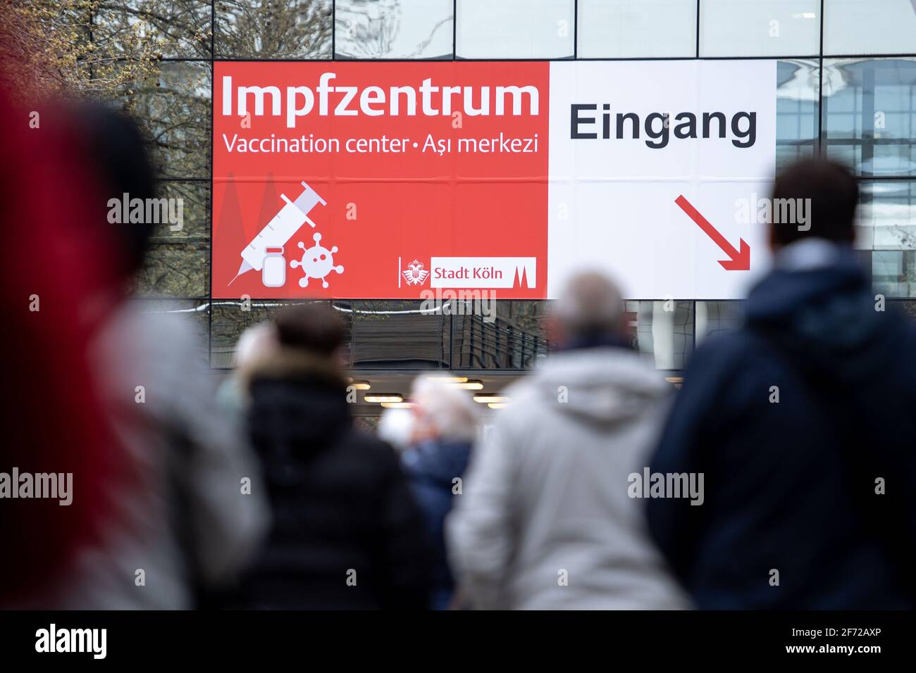 Cologne, Allemagne. 04e avril 2021. Les gens qui attendent devant un centre de vaccination. En Rhénanie-du-Nord-Westphalie, les personnes âgées de 60 ans et plus ont pu se faire vacciner contre le coronavirus avec l'ingrédient actif d'AstraZeneca depuis ce week-end. La ruée vers les rendez-vous de vaccination pour le groupe d'âge 60 ans et plus avait déjà conduit à des lignes surchargées au téléphone et sur Internet au début de la matinée du Saint samedi, 03.04.2021. Credit: Marius Becker/dpa/Alay Live News Banque D'Images