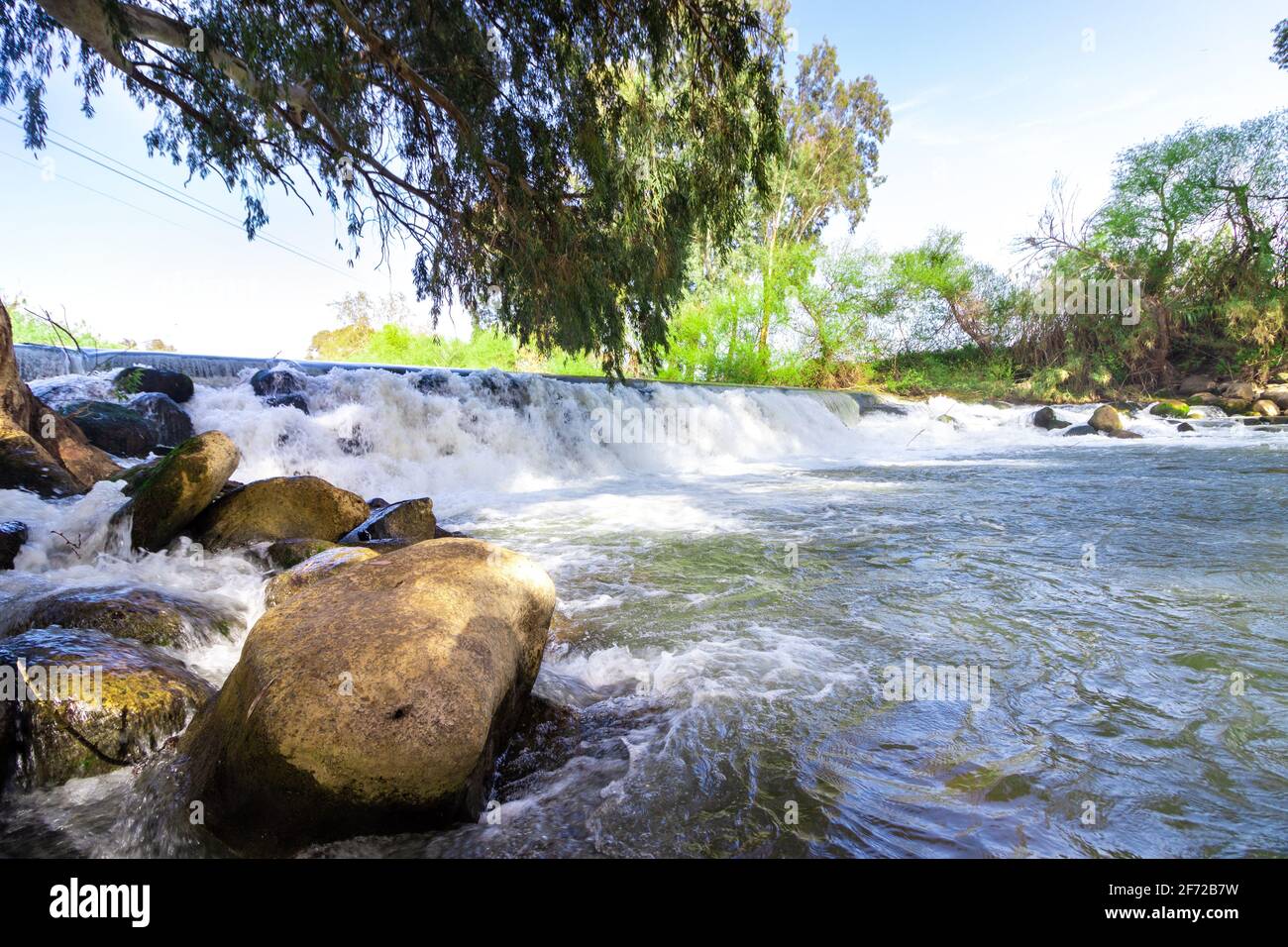 Le barrage sur la rivière Jordan dans le village de Blum, une chute d'eau qui passe au-dessus du barrage jusqu'à l'historique Jordanie Banque D'Images