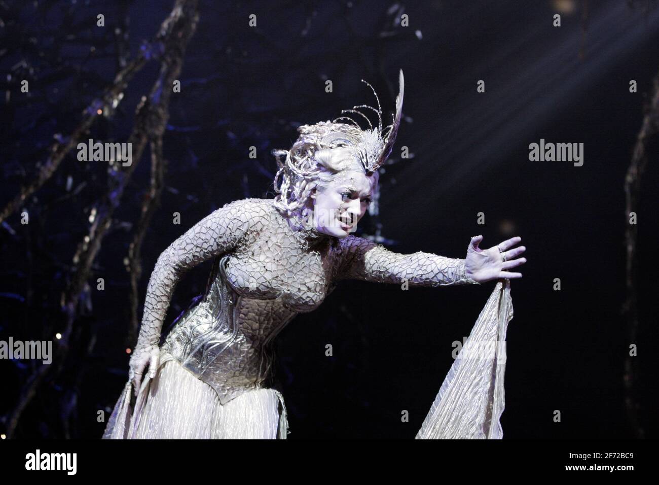 Laura Michelle Kelly (Galadriel) dans THE Lord OF THE RINGS at the Theatre Royal Drury Lane, Londres WC2 19/06/2007 basé sur les livres de J R Tolkien livre et paroles: Shaun McKenna & Matthew Warchus musique: A R Rahman, Vartina & Christopher Nightingale set & design: Rob Howell conception d'éclairage: Paul Pyant chorégraphie: Peter Darling réalisateur: Matthew Warchus Banque D'Images