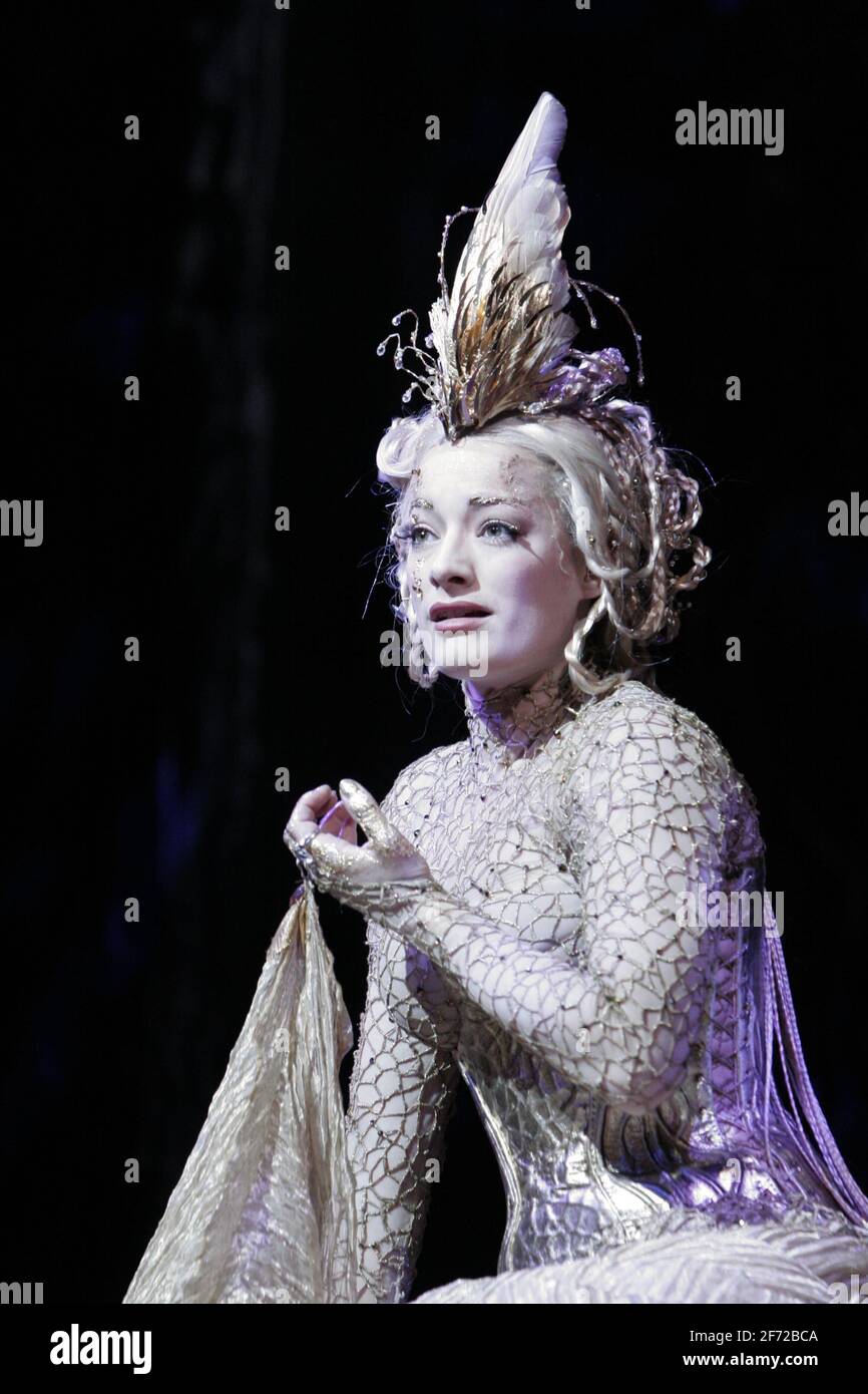 Laura Michelle Kelly (Galadriel) dans THE Lord OF THE RINGS at the Theatre Royal Drury Lane, Londres WC2 19/06/2007 basé sur les livres de J R Tolkien livre et paroles: Shaun McKenna & Matthew Warchus musique: A R Rahman, Vartina & Christopher Nightingale set & design: Rob Howell conception d'éclairage: Paul Pyant chorégraphie: Peter Darling réalisateur: Matthew Warchus Banque D'Images