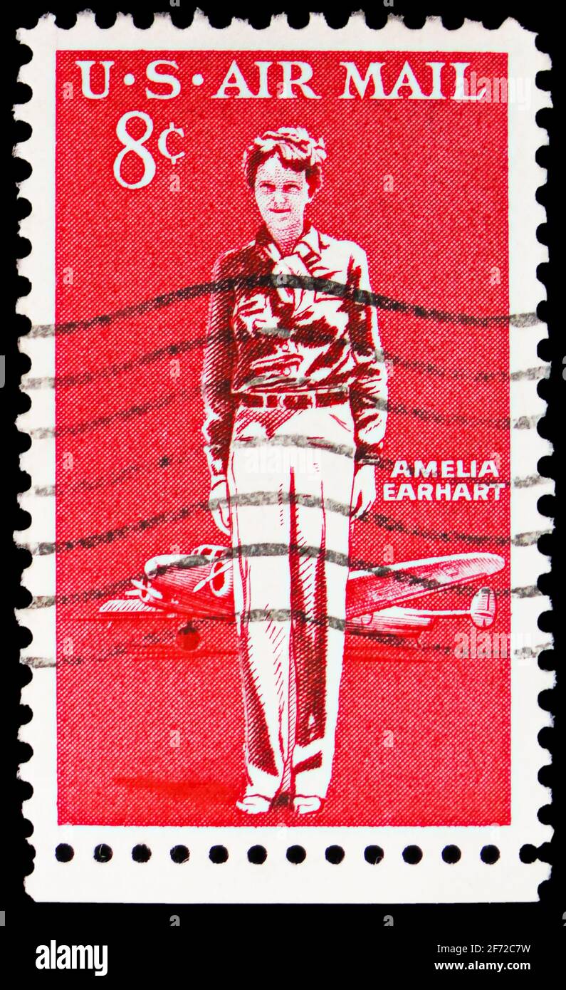 MOSCOU, RUSSIE - le 28 FÉVRIER 2021 : le timbre-poste imprimé aux États-Unis montre Amelia Earhart et Lockheed Electra, série d'émission Amelia Earhart, circ Banque D'Images
