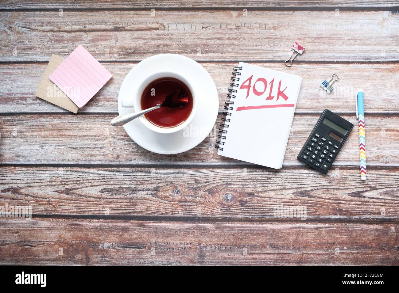 Bloc-notes avec le mot 401k sur fond blanc, gros plan , Banque D'Images