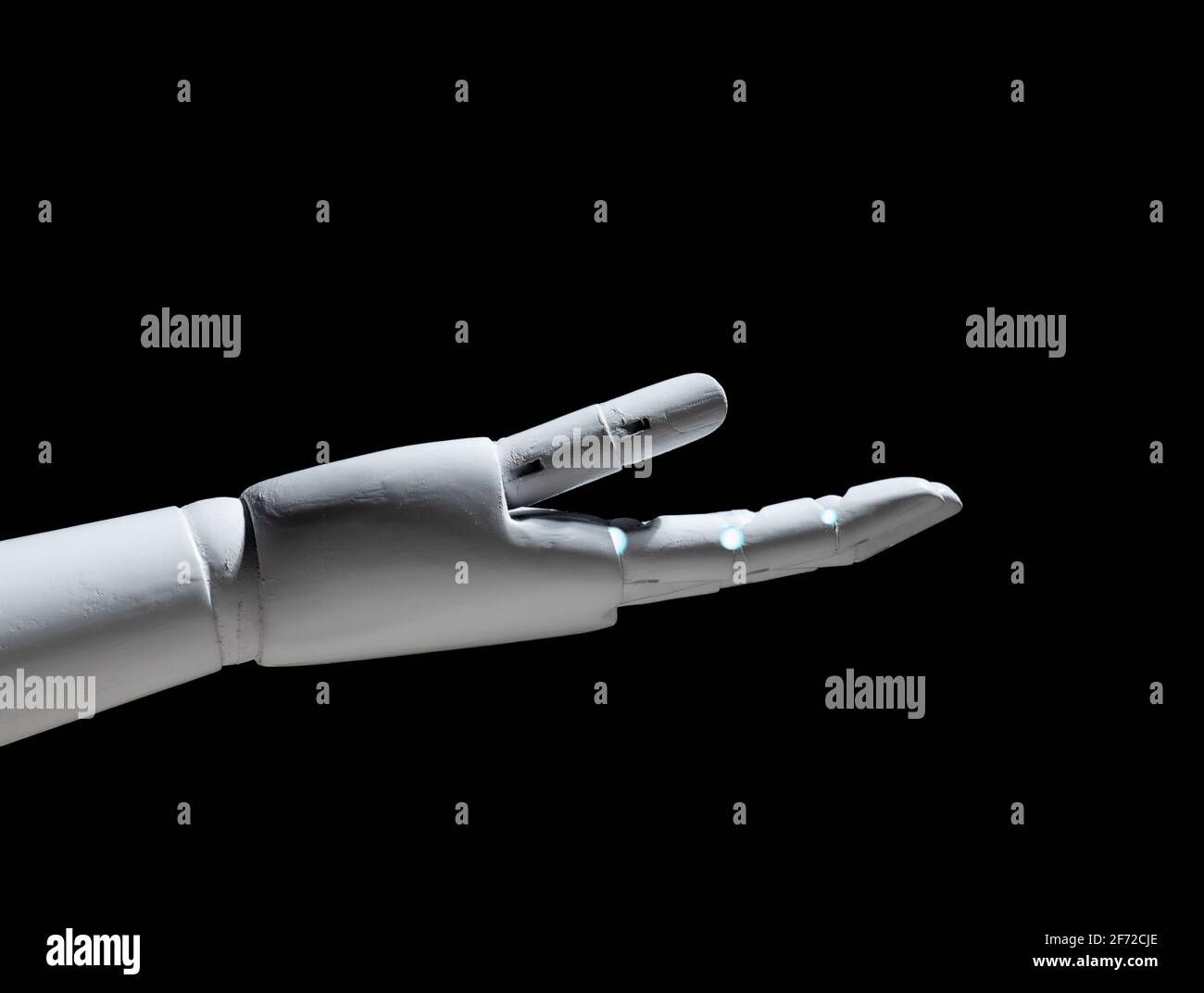 Mouvement blanc d'ouverture de la main du robot isolé sur fond noir Banque D'Images