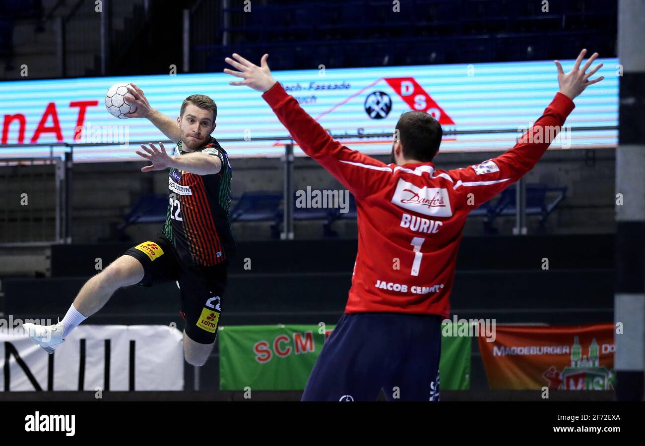 Magdebourg, Allemagne. 04e avril 2021. Handball: Bundesliga, SC Magdeburg - SG Flensburg-Handewitt, Matchday 24, GeTEC Arena. Lukas Mertens (l) de Magdeburg joue contre le gardien de but de Flensburg Benjamin Buric. Crédit : Ronny Hartmann/dpa/Alay Live News Banque D'Images