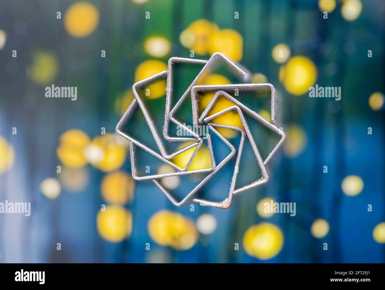 Munitions macro pour l'agrafeuse sur l'arrière-plan avec estompé feux Banque D'Images